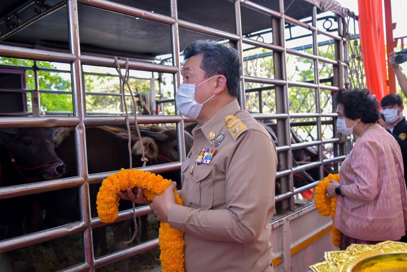 ??ปลัดมท. นำทีมผู้บริหารกระทรวงมหาดไทยร่วมกิจกรรมบำเพ็ญกุศลไถ่ชีวิตโค กระบือ เพื่อถวายพระพรแด่สมเด็จพระเจ้าลูกเธอ เจ้าฟ้าพัชรกิติยาภา นเรนทิราเทพยวดี กรมหลวงราชสาริณีสิริพัชร มหาวัชรราชธิดา