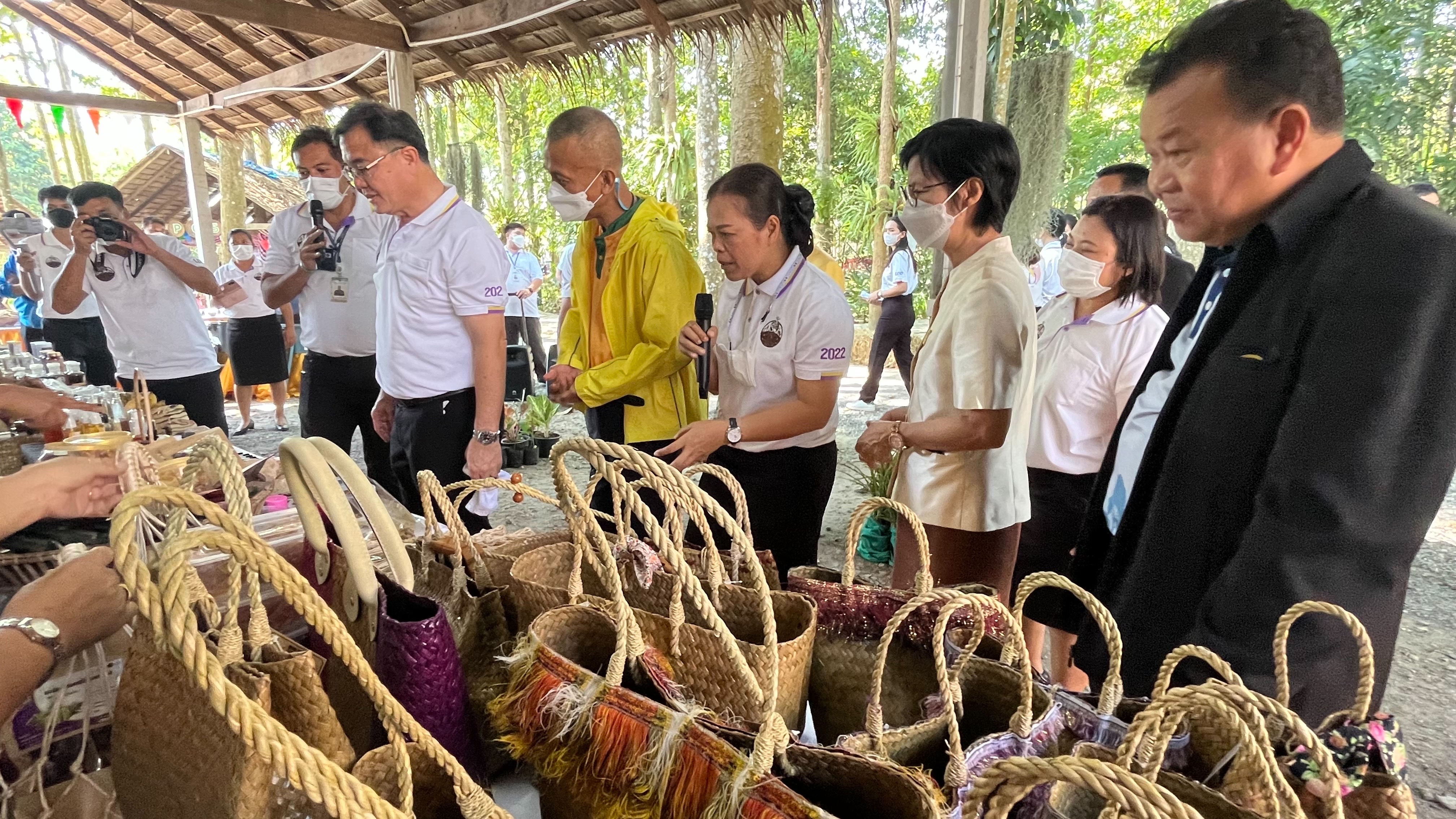 ??พช.ฉะเชิงเทราร่วมงานวันดินโลกปี 2565 “Soils, where food begin : อาหาร ก่อกำเนิด เกิดจากดิน”