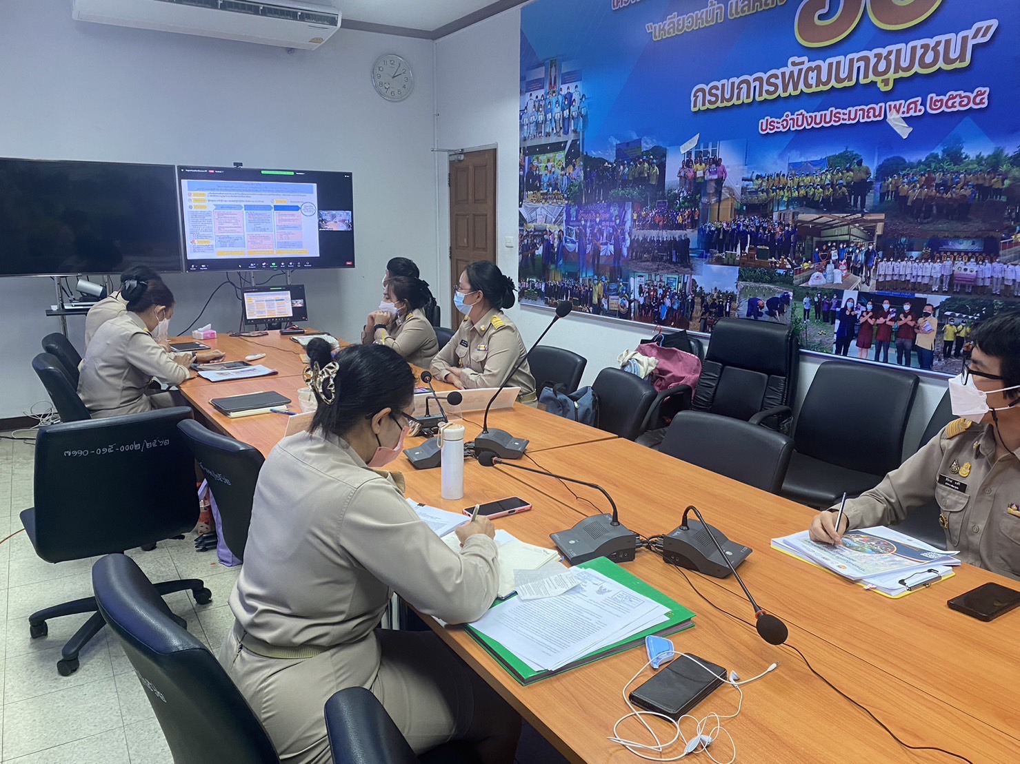 ??พช.ฉะเชิงเทราร่วมประชุมชี้แจงแนวทางการดำเนินงานโครงการสร้างนักขับเคลื่อนยุทธศาสตร์นำการเปลี่ยนแปลง : นักสื่อสารสังคม : ขจัดความยากจน โดยใช้พลังชุมชน