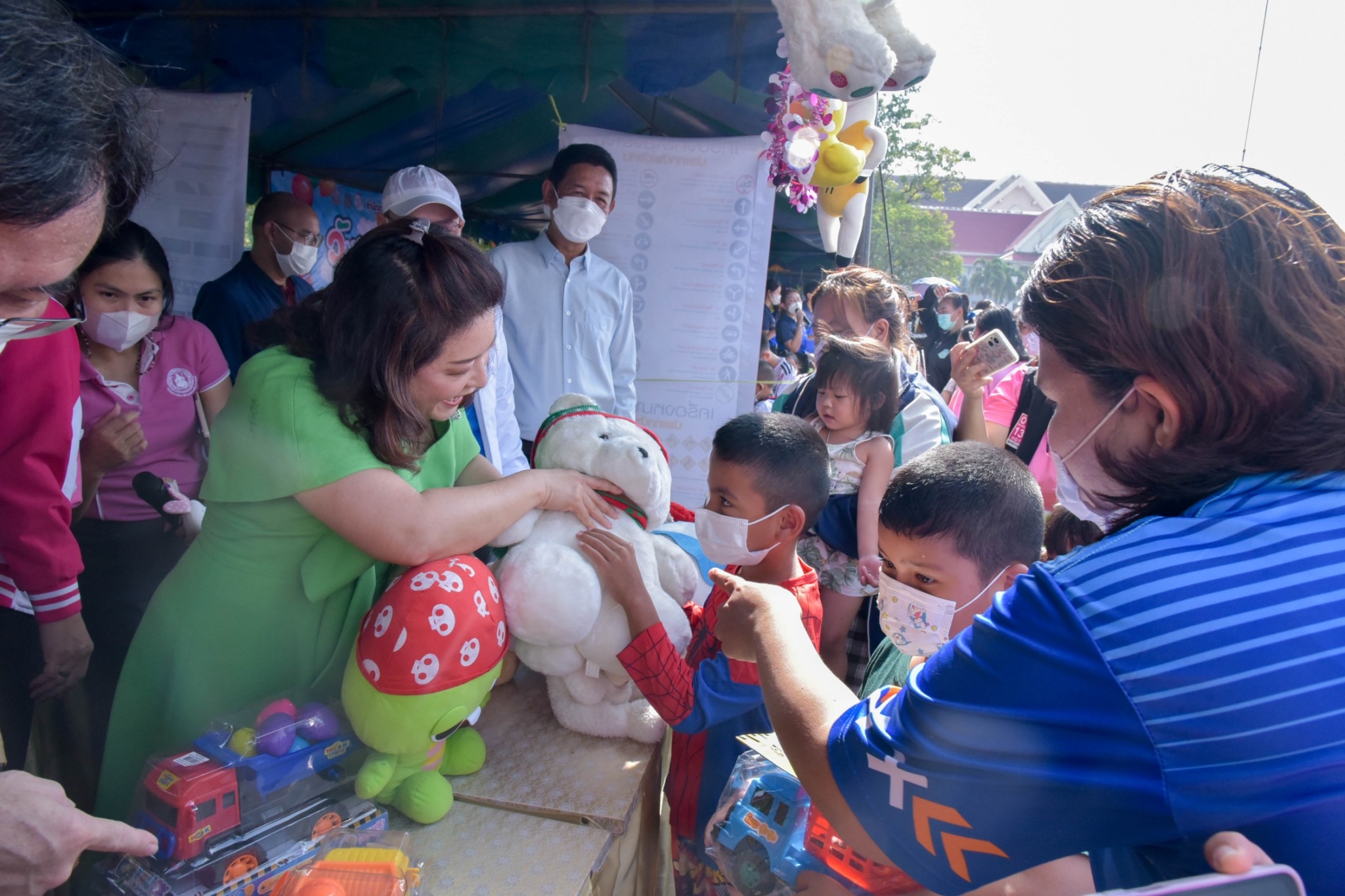 ?? พช. ฉะเชิงเทรา ร่วมงานฉลองวันเด็กแห่งชาติ ส่งมอบทุนพัฒนาเด็กชนบทฯ 30,000 บาท !!