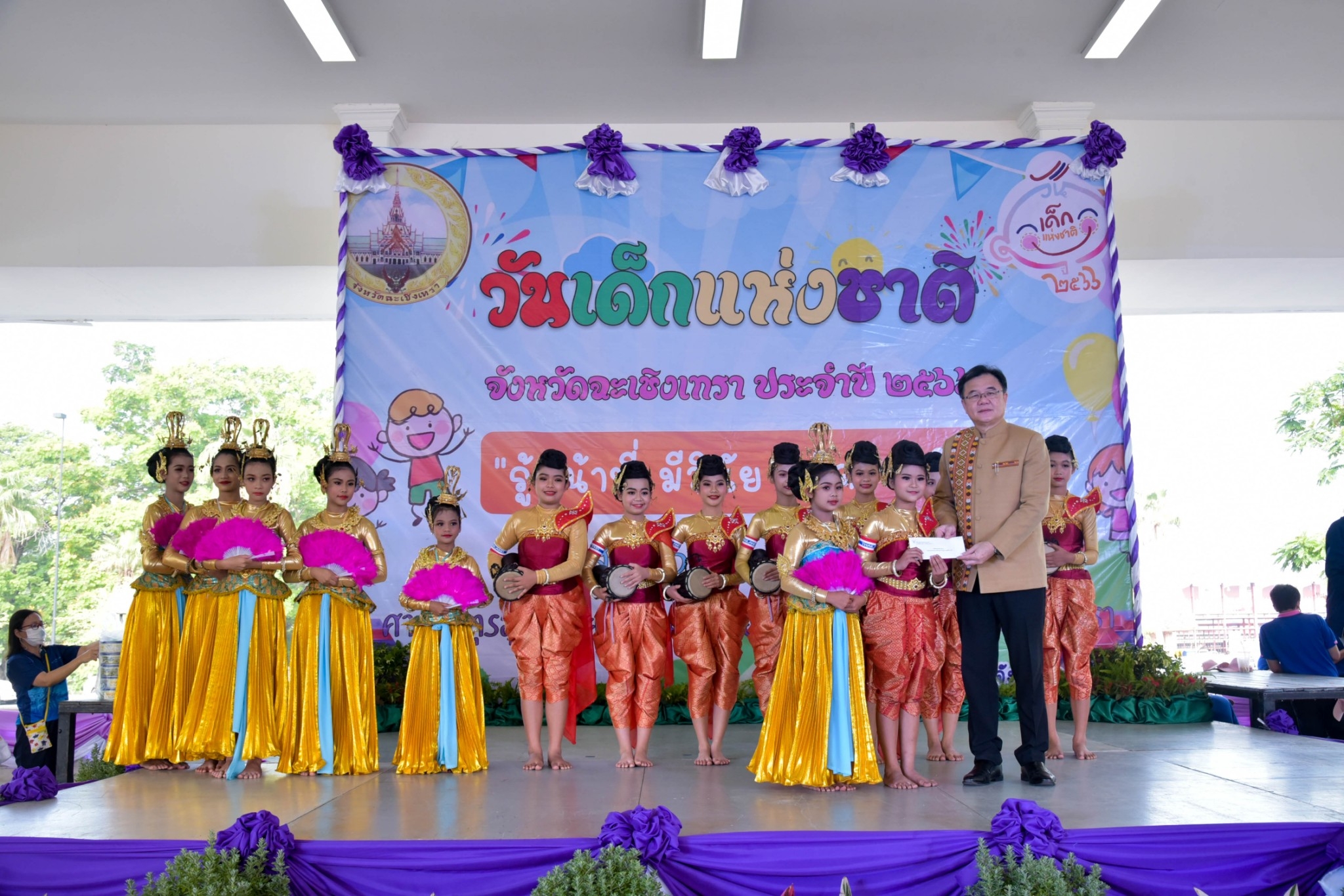 ?? พช. ฉะเชิงเทรา ร่วมงานฉลองวันเด็กแห่งชาติ ส่งมอบทุนพัฒนาเด็กชนบทฯ 30,000 บาท !!