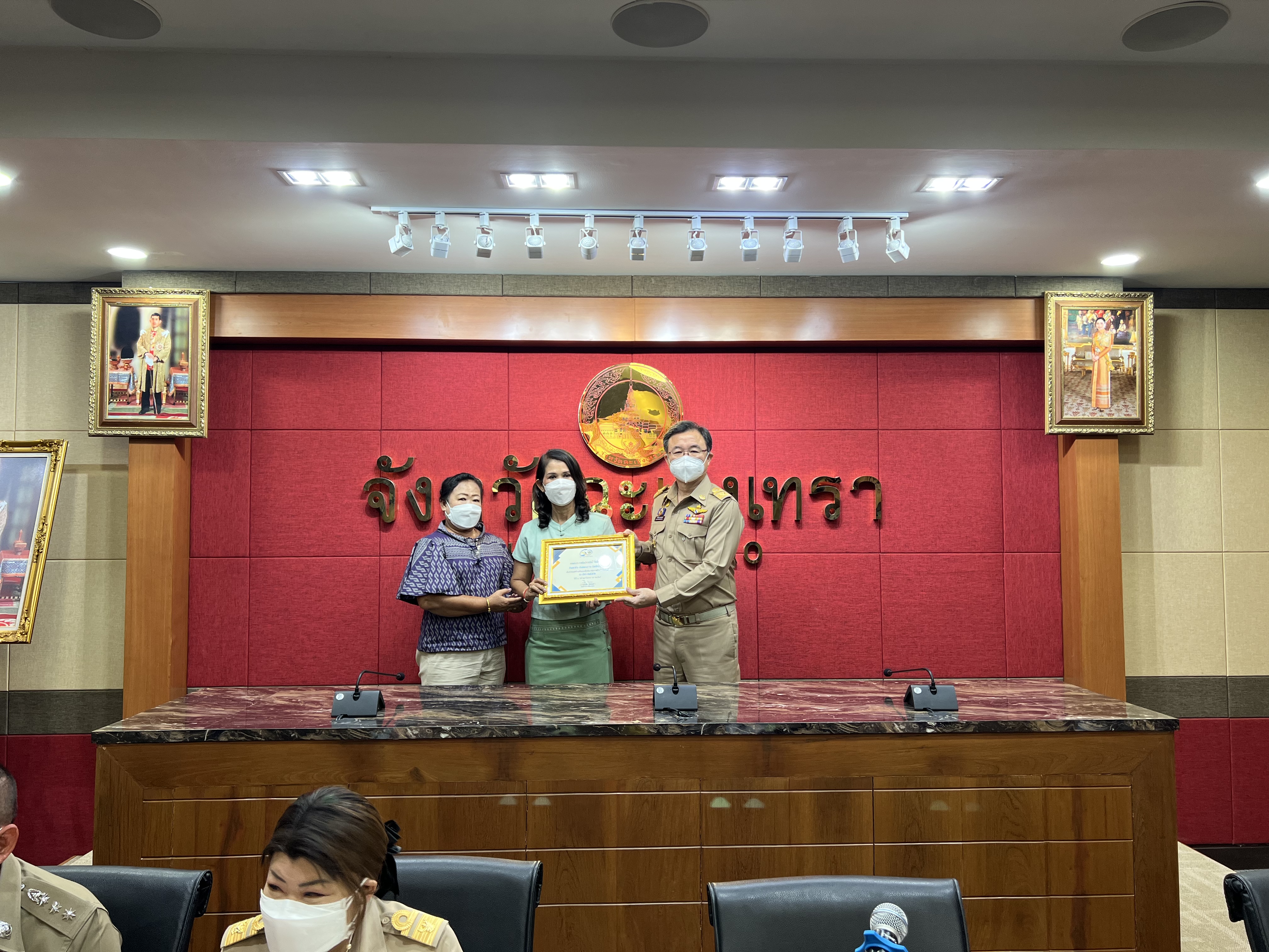 ??พช. แปดริ้วร่วมประชุมหัวหน้าส่วนจังหวัด – เชิดชูเกียรติ สารสนเทศตำบลต้นแบบ ตำบลท่าข้าม อำเภอบางปะกง