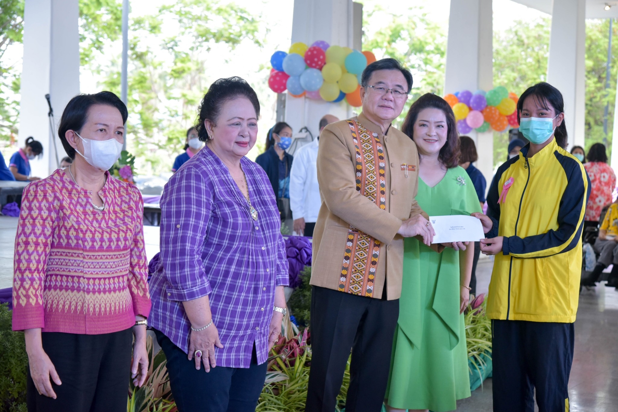 ?? พช. ฉะเชิงเทรา ร่วมงานฉลองวันเด็กแห่งชาติ ส่งมอบทุนพัฒนาเด็กชนบทฯ 30,000 บาท !!