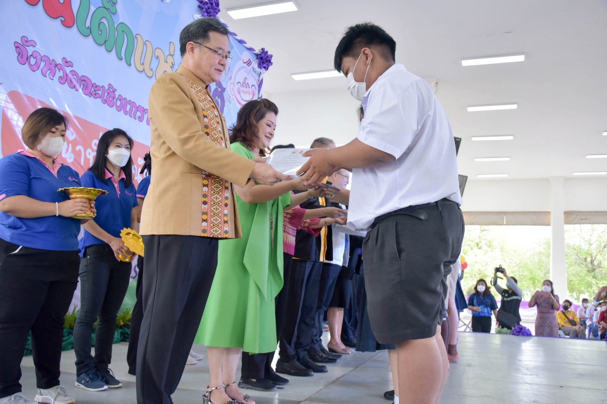 ?? พช. ฉะเชิงเทรา ร่วมงานฉลองวันเด็กแห่งชาติ ส่งมอบทุนพัฒนาเด็กชนบทฯ 30,000 บาท !!