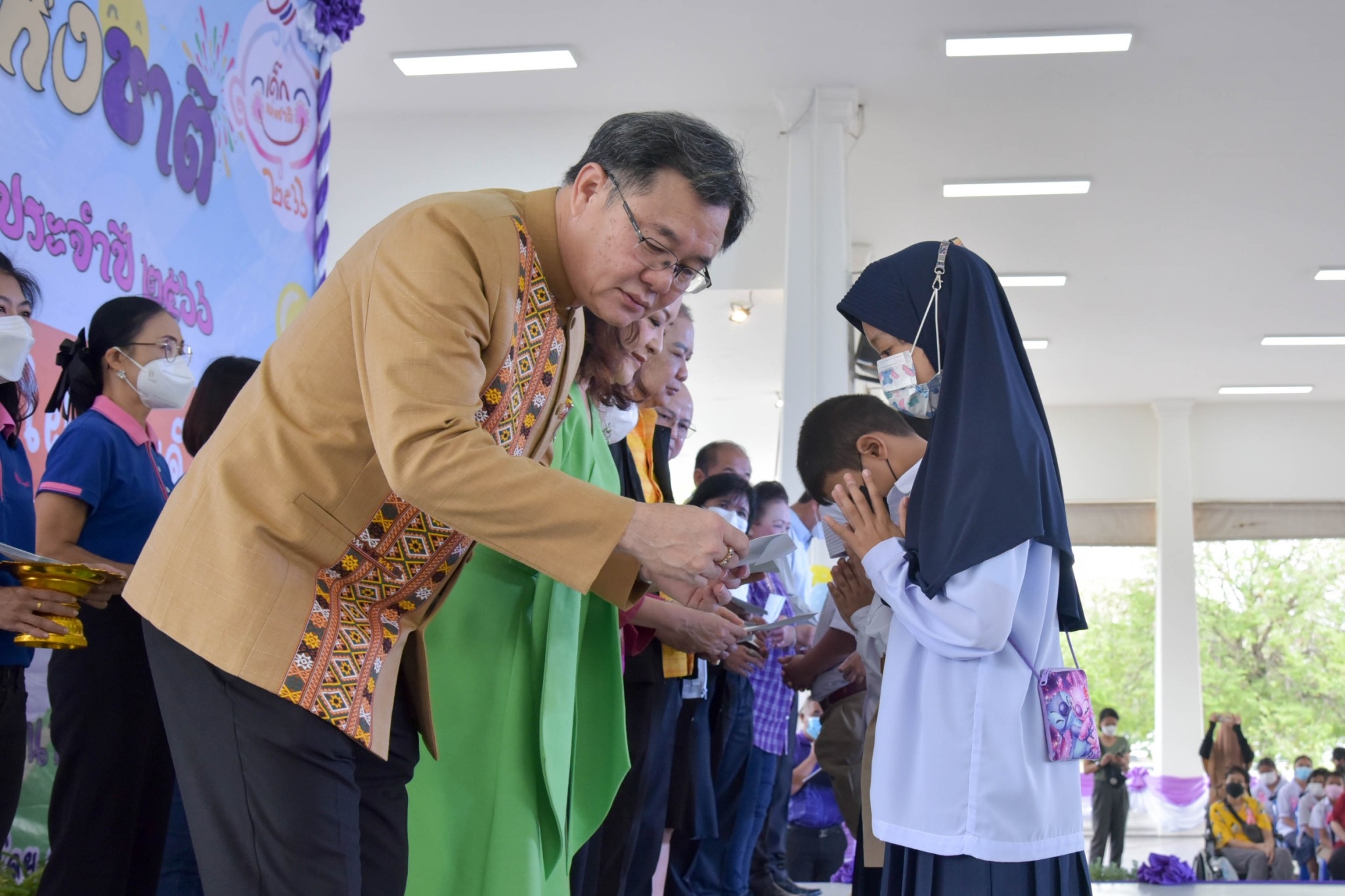 ?? พช. ฉะเชิงเทรา ร่วมงานฉลองวันเด็กแห่งชาติ ส่งมอบทุนพัฒนาเด็กชนบทฯ 30,000 บาท !!