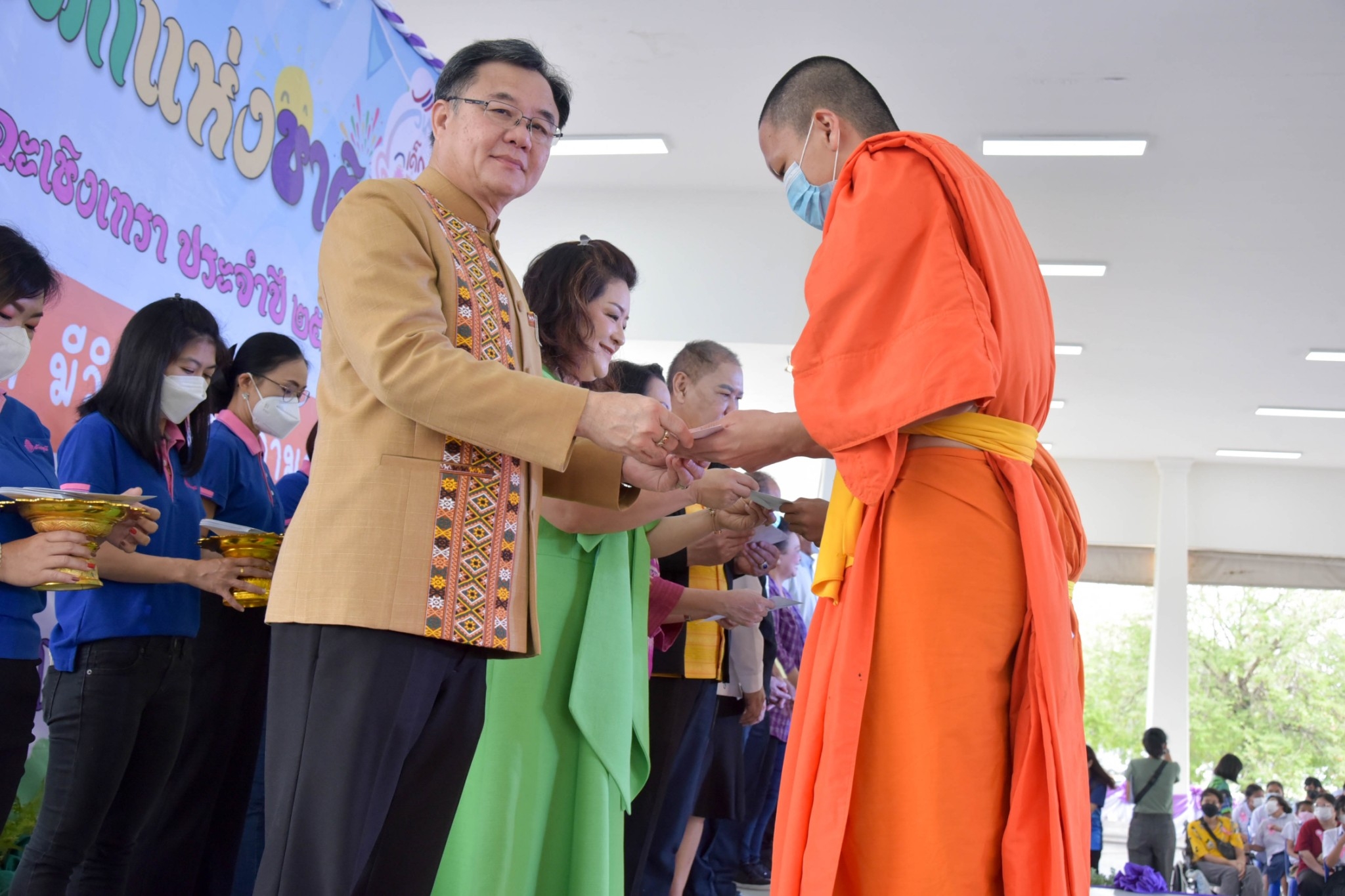 ?? พช. ฉะเชิงเทรา ร่วมงานฉลองวันเด็กแห่งชาติ ส่งมอบทุนพัฒนาเด็กชนบทฯ 30,000 บาท !!