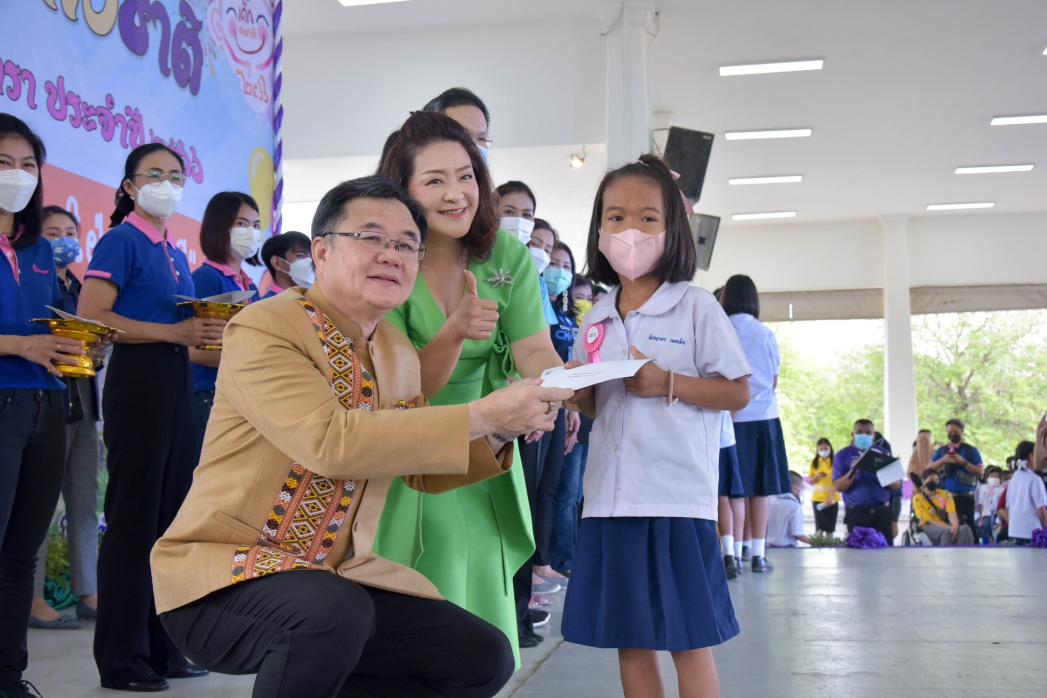 ?? พช. ฉะเชิงเทรา ร่วมงานฉลองวันเด็กแห่งชาติ ส่งมอบทุนพัฒนาเด็กชนบทฯ 30,000 บาท !!