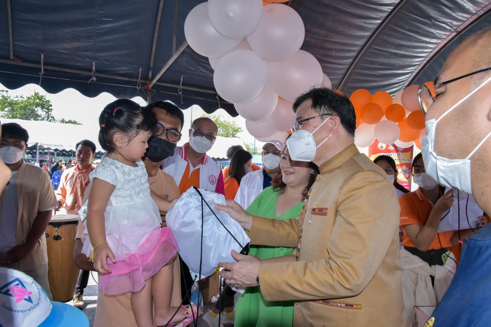 ?? พช. ฉะเชิงเทรา ร่วมงานฉลองวันเด็กแห่งชาติ ส่งมอบทุนพัฒนาเด็กชนบทฯ 30,000 บาท !!