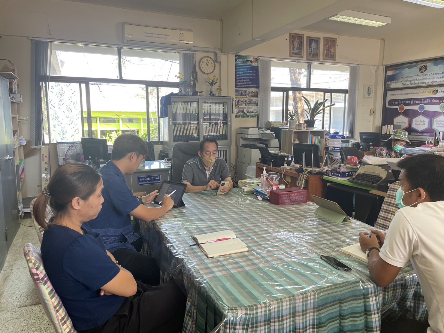 ??พช. ฉะเชิงเทรา ลงพื้นที่ติดตามการดำเนินงานโครงการบริหารการจัดเก็บและใช้ประโยชน์ข้อมูลความจำเป็นพื้นฐาน (จปฐ.) และ การขับเคลื่อนการขจัดความยากจนฯ อำเภอสนามชัยเขต