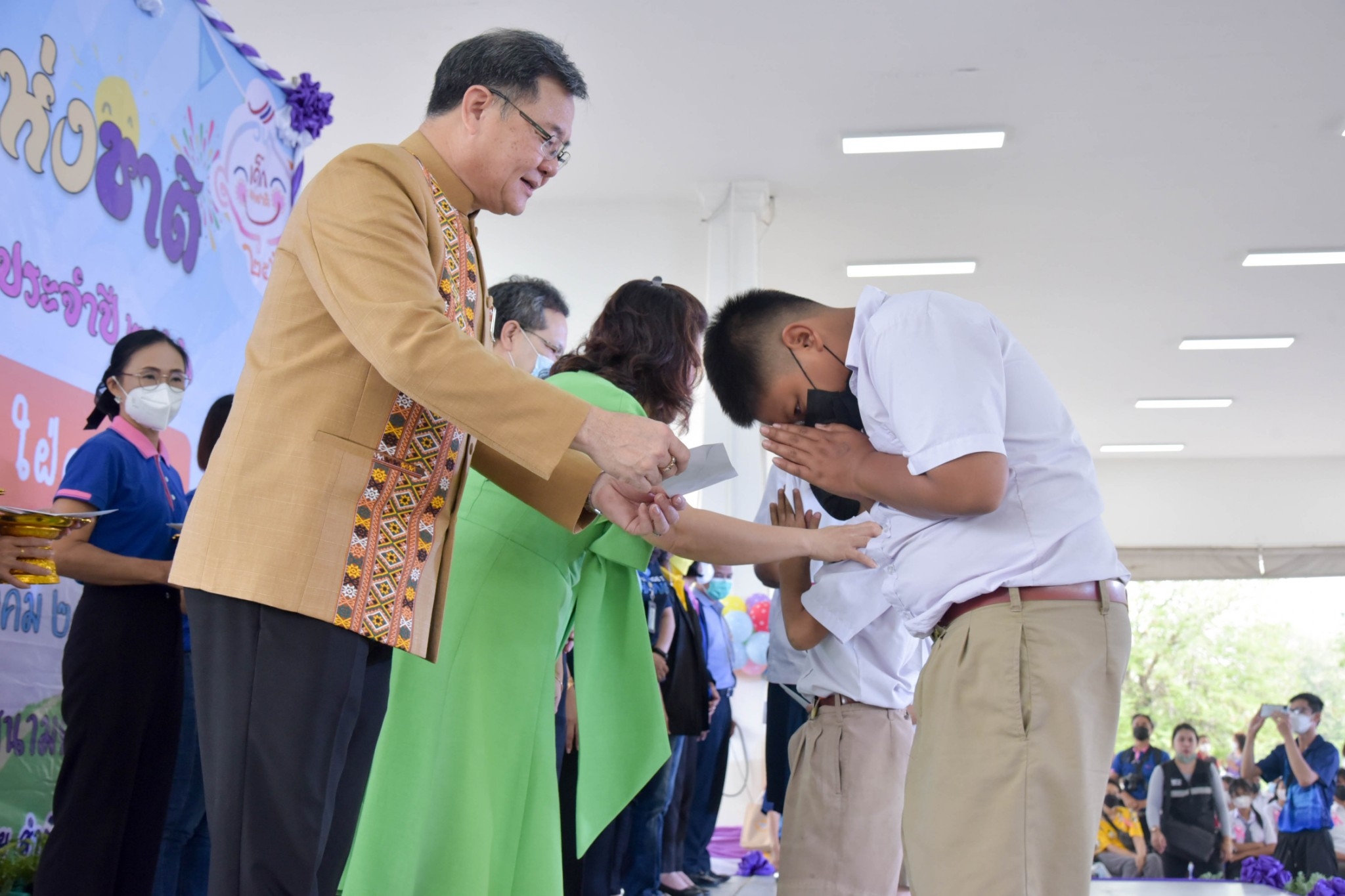 ?? พช. ฉะเชิงเทรา ร่วมงานฉลองวันเด็กแห่งชาติ ส่งมอบทุนพัฒนาเด็กชนบทฯ 30,000 บาท !!