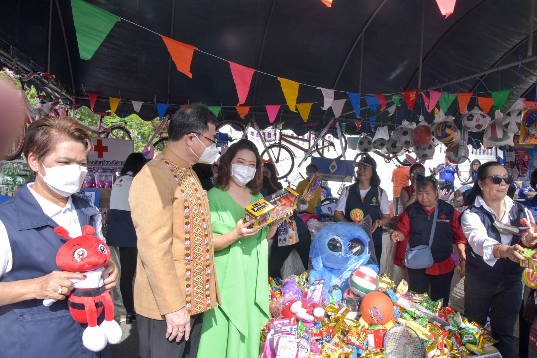 ?? พช. ฉะเชิงเทรา ร่วมงานฉลองวันเด็กแห่งชาติ ส่งมอบทุนพัฒนาเด็กชนบทฯ 30,000 บาท !!