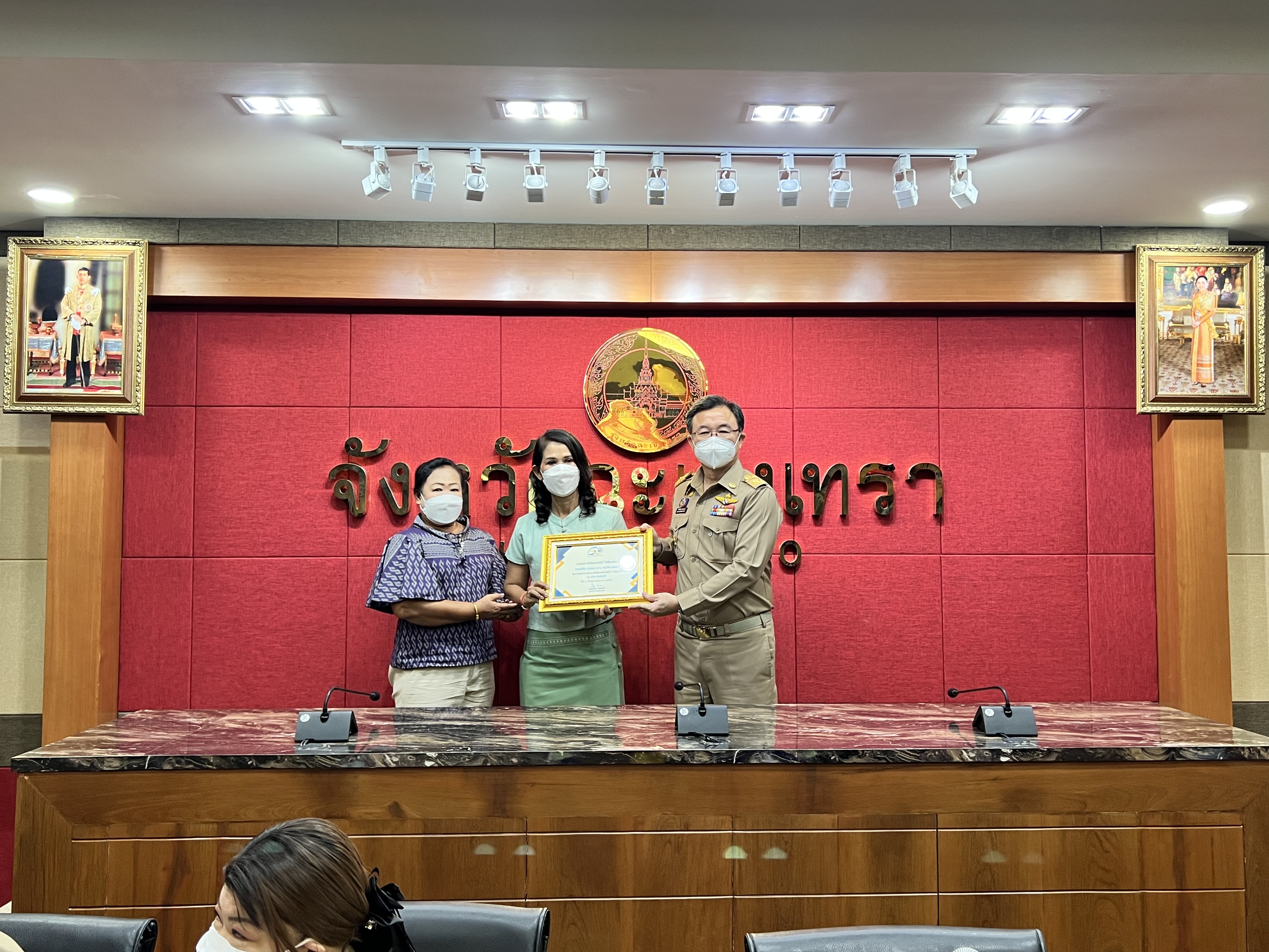 ??พช. แปดริ้วร่วมประชุมหัวหน้าส่วนจังหวัด – เชิดชูเกียรติ สารสนเทศตำบลต้นแบบ ตำบลท่าข้าม อำเภอบางปะกง