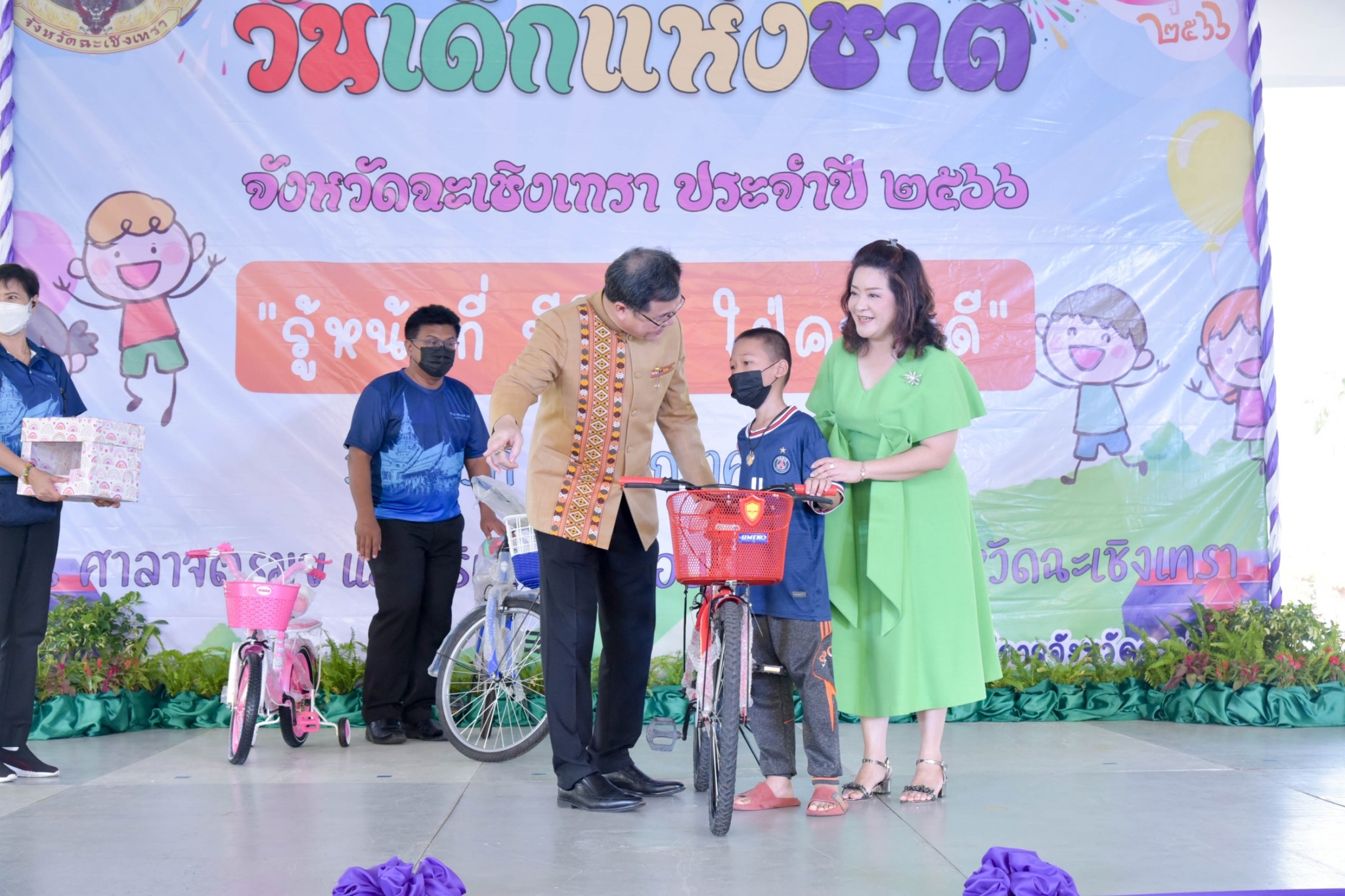 ?? พช. ฉะเชิงเทรา ร่วมงานฉลองวันเด็กแห่งชาติ ส่งมอบทุนพัฒนาเด็กชนบทฯ 30,000 บาท !!