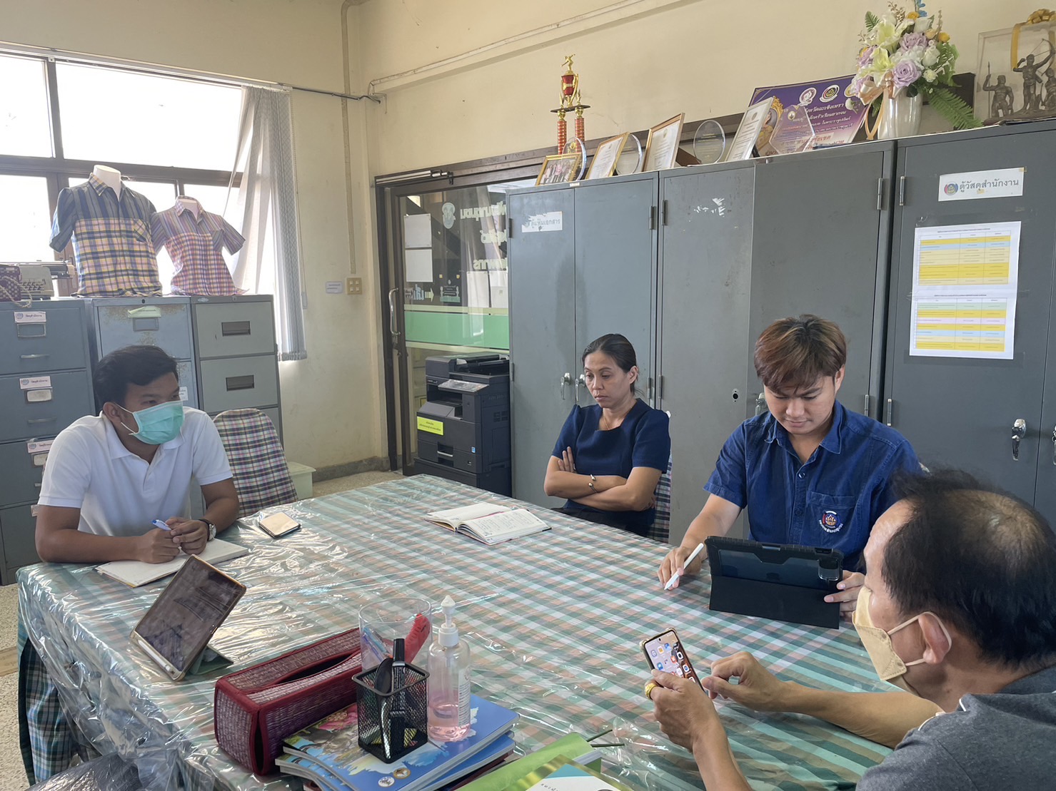 ??พช. ฉะเชิงเทรา ลงพื้นที่ติดตามการดำเนินงานโครงการบริหารการจัดเก็บและใช้ประโยชน์ข้อมูลความจำเป็นพื้นฐาน (จปฐ.) และ การขับเคลื่อนการขจัดความยากจนฯ อำเภอสนามชัยเขต