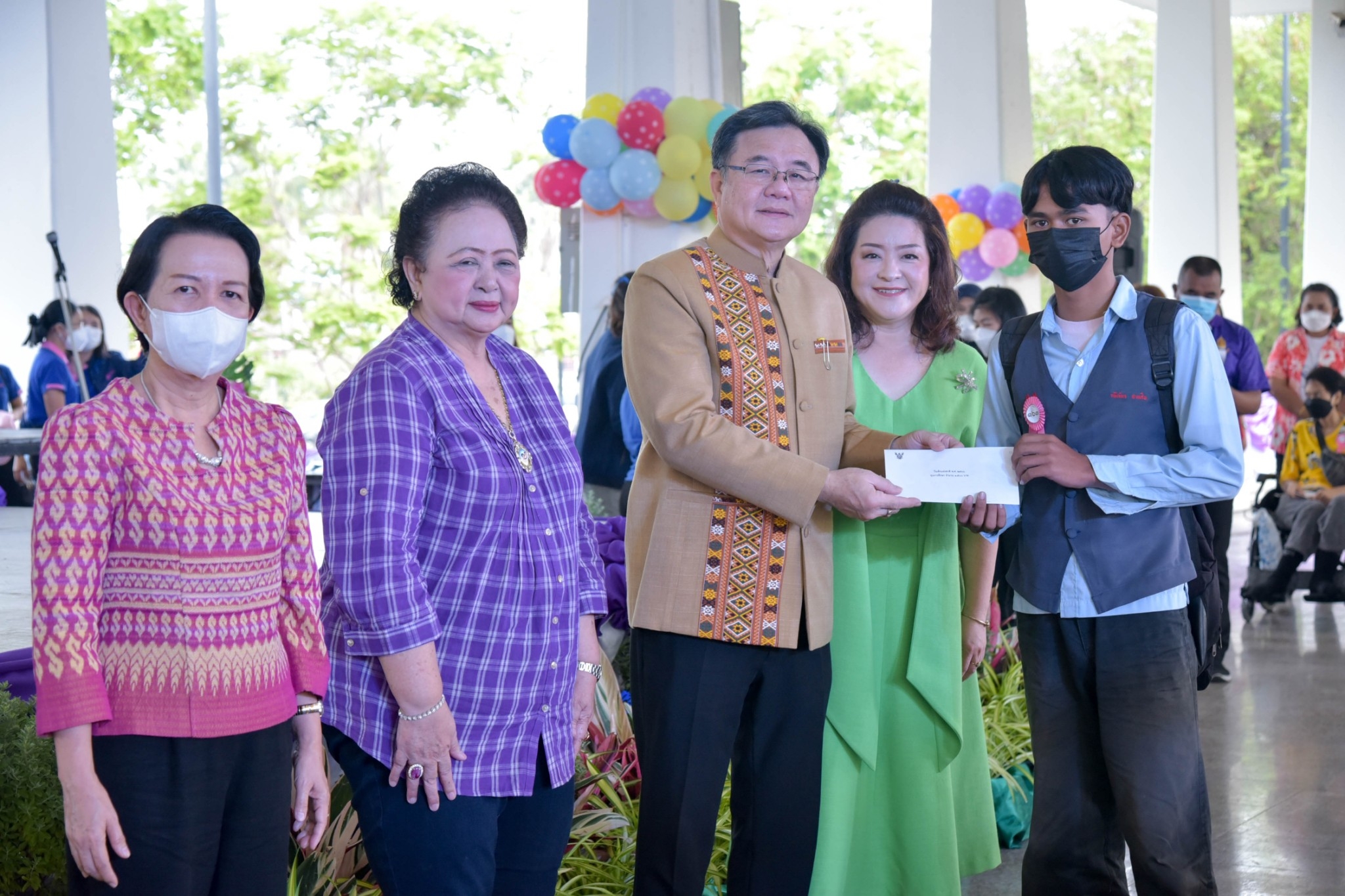 ?? พช. ฉะเชิงเทรา ร่วมงานฉลองวันเด็กแห่งชาติ ส่งมอบทุนพัฒนาเด็กชนบทฯ 30,000 บาท !!