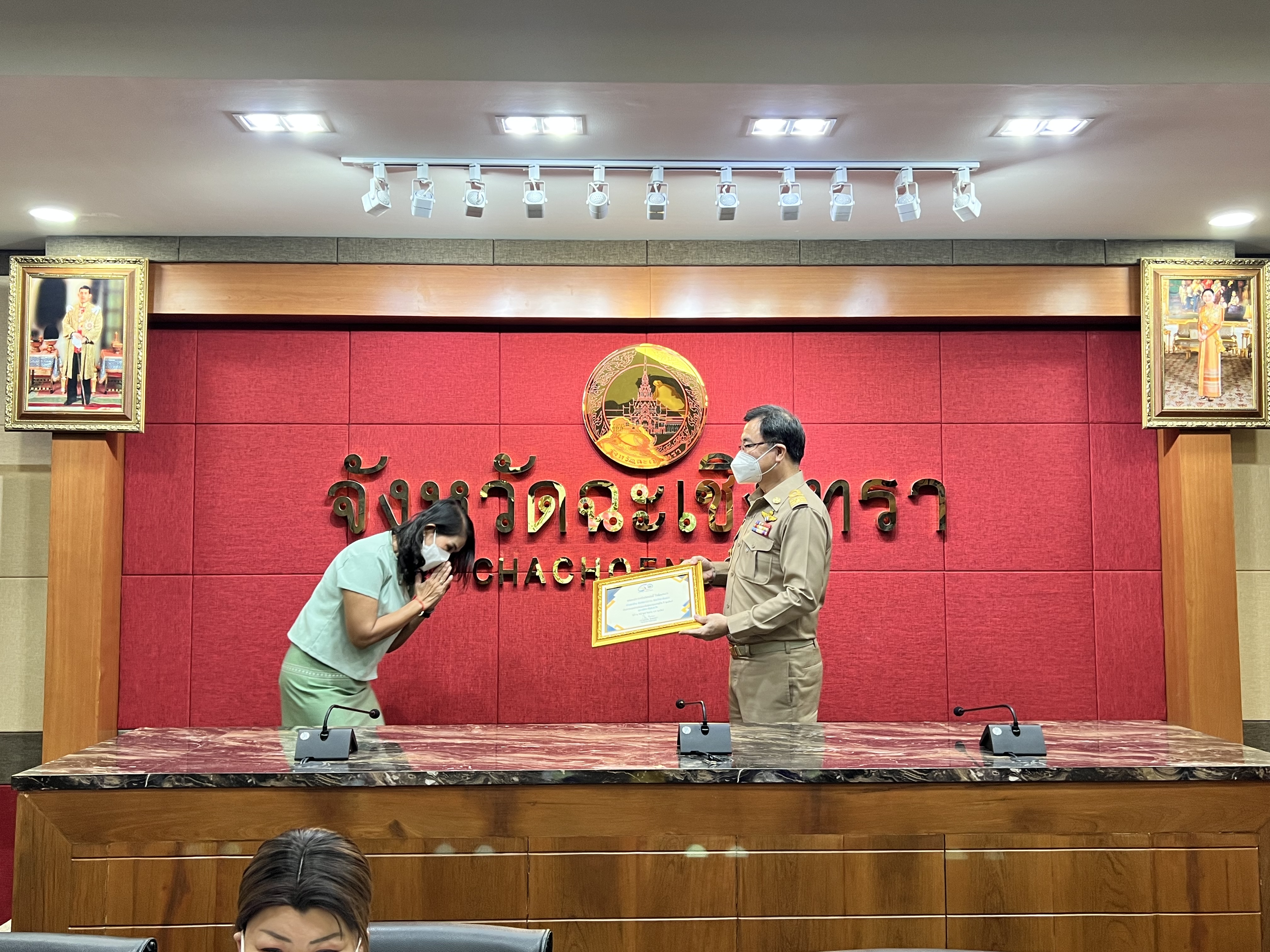 ??พช. แปดริ้วร่วมประชุมหัวหน้าส่วนจังหวัด – เชิดชูเกียรติ สารสนเทศตำบลต้นแบบ ตำบลท่าข้าม อำเภอบางปะกง