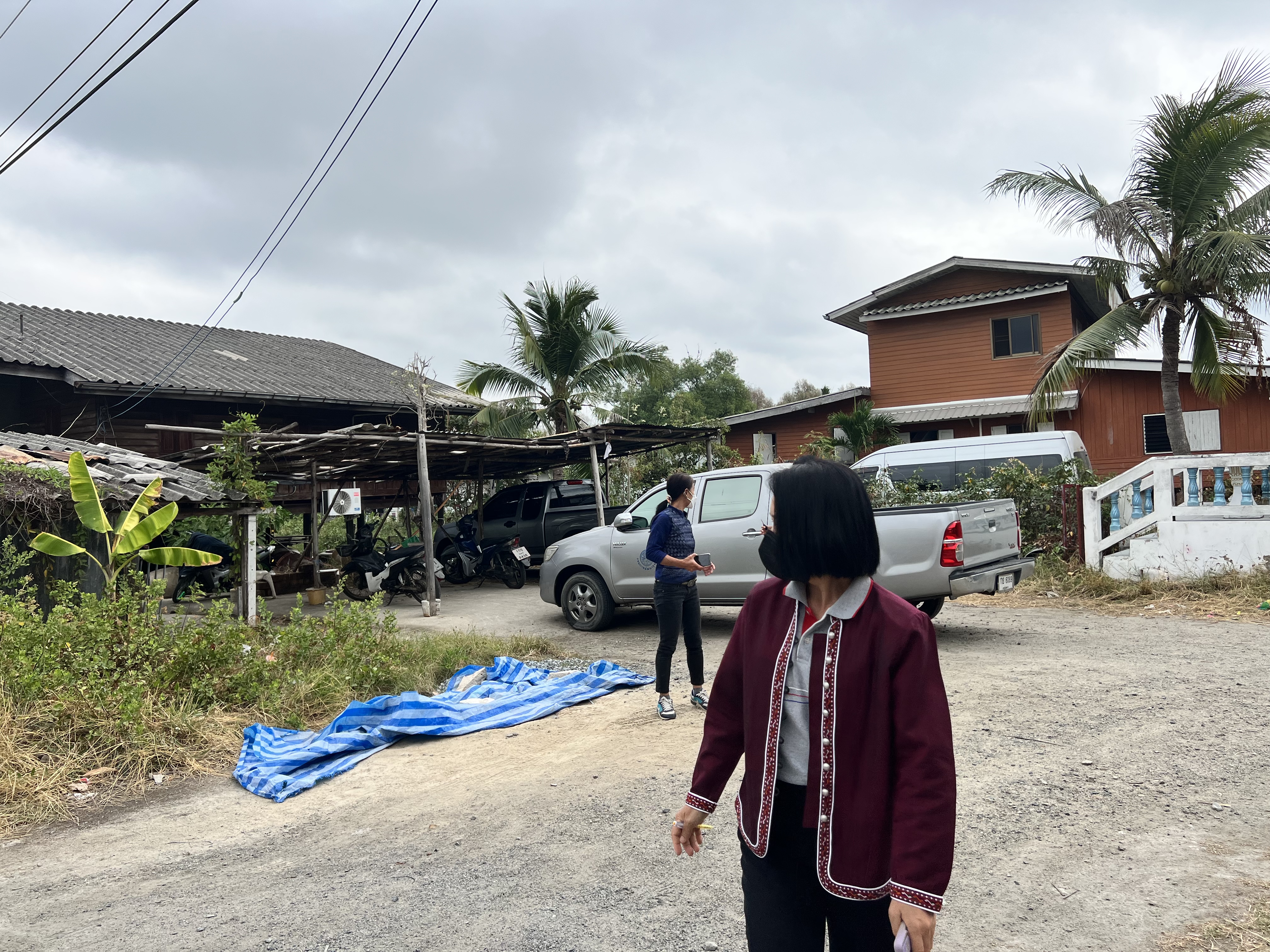 ??พช. ฉะเชิงเทรา ลงพื้นที่เตรียมความพร้อมส่งมอบบ้านโครงการบ้านห่วงใยจากใจ GLO ประจำปี 2565