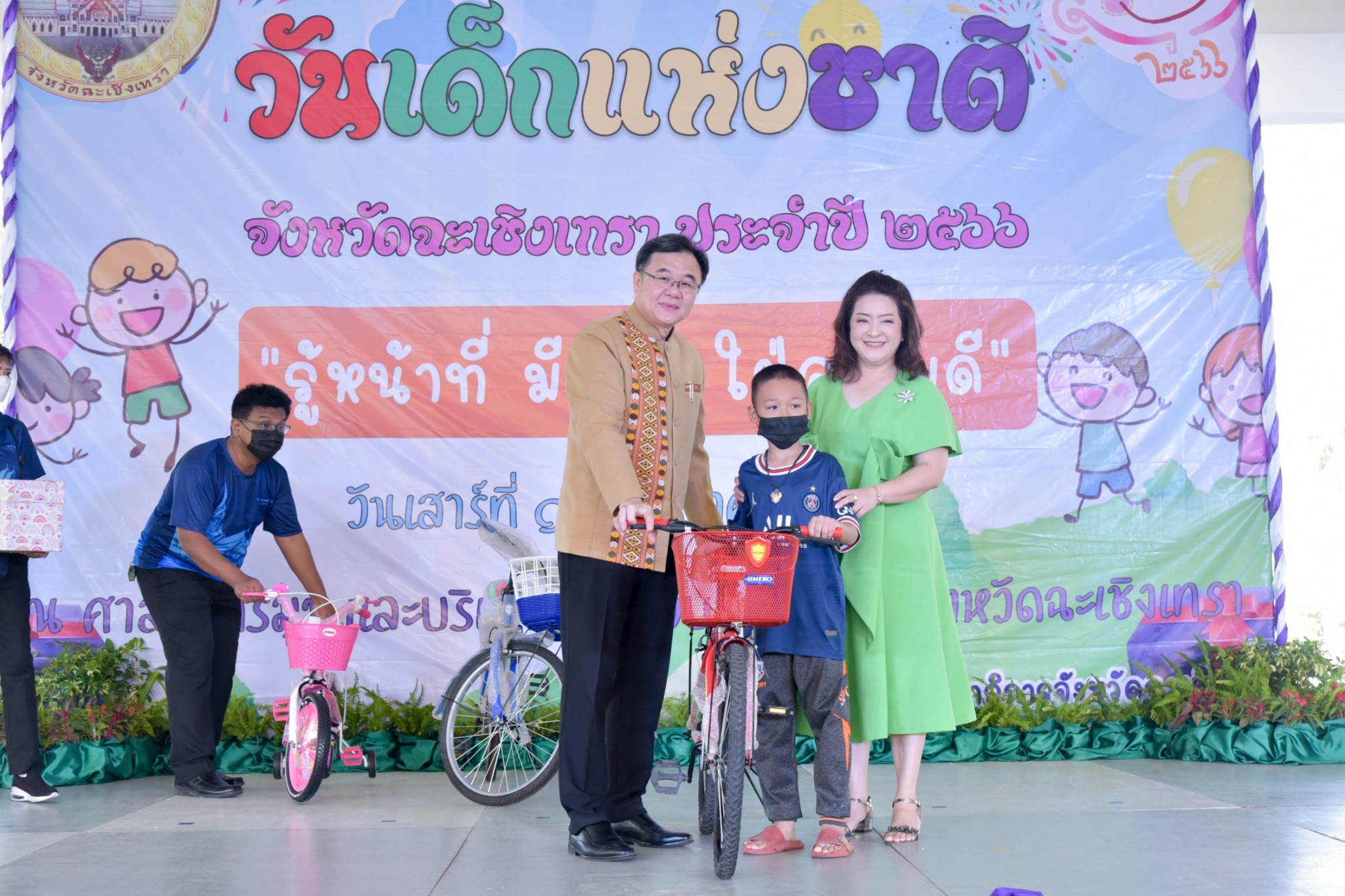 ?? พช. ฉะเชิงเทรา ร่วมงานฉลองวันเด็กแห่งชาติ ส่งมอบทุนพัฒนาเด็กชนบทฯ 30,000 บาท !!