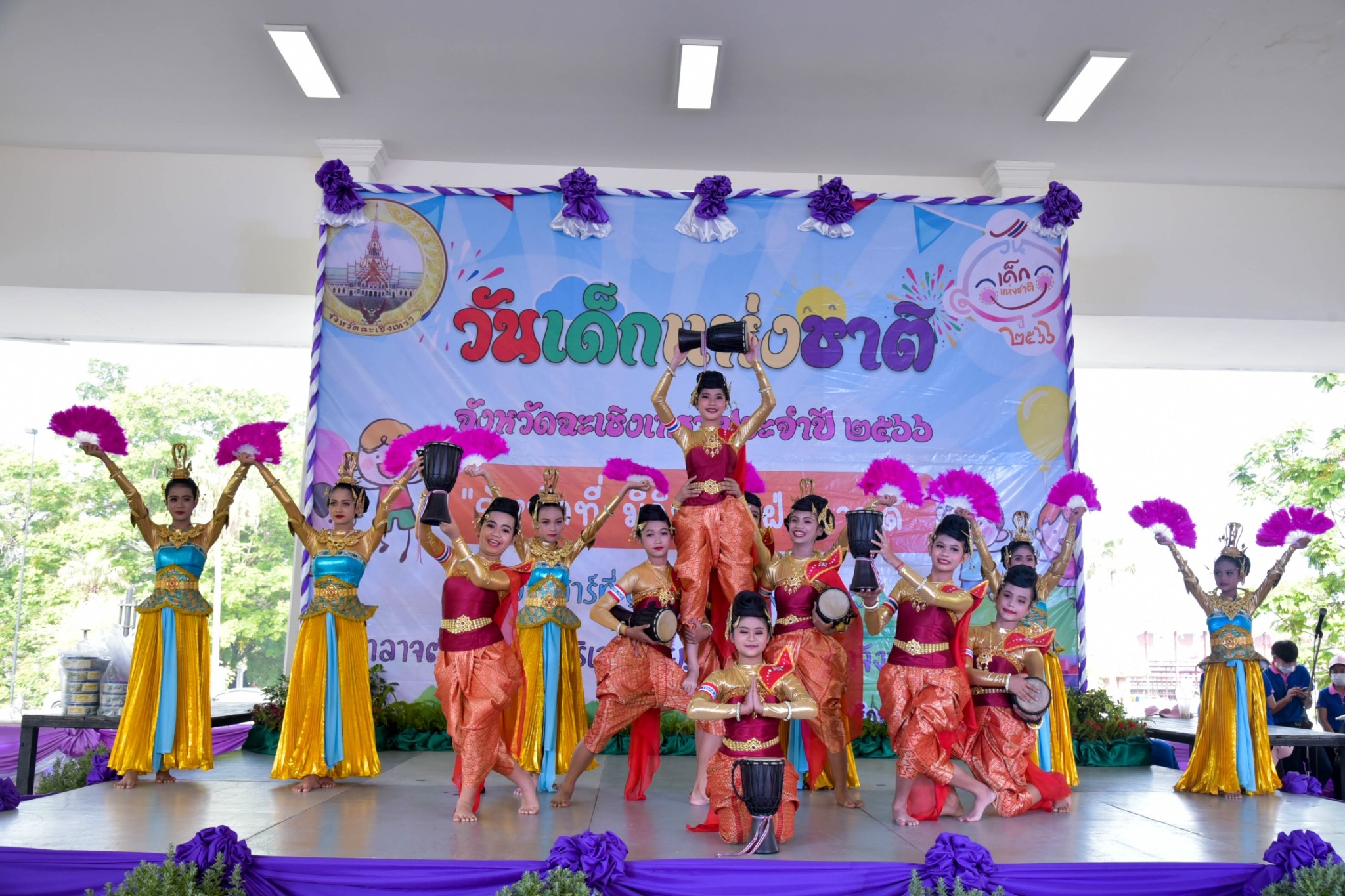 ?? พช. ฉะเชิงเทรา ร่วมงานฉลองวันเด็กแห่งชาติ ส่งมอบทุนพัฒนาเด็กชนบทฯ 30,000 บาท !!