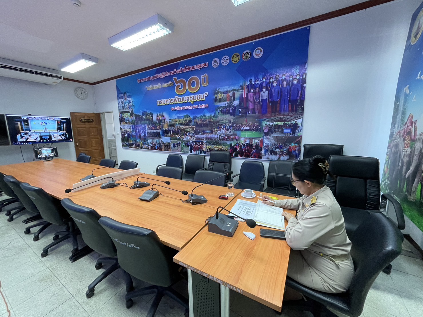 ??พช. ฉะเชิงเทรา ร่วมการประชุมชี้แจงรายละเอียดการดำเนินงานโครงการพัฒนาศักยภาพผู้ผลิต ผู้ประกอบการประเภทผ้า และหัตถกรรม (Coaching) และโครงการจัดแสดงและจำหน่ายผลิตภัณฑ์ภูมิปัญญาผ้าไทยและงานหัตถกรรมชุมชน (รับเสด็จฯ)