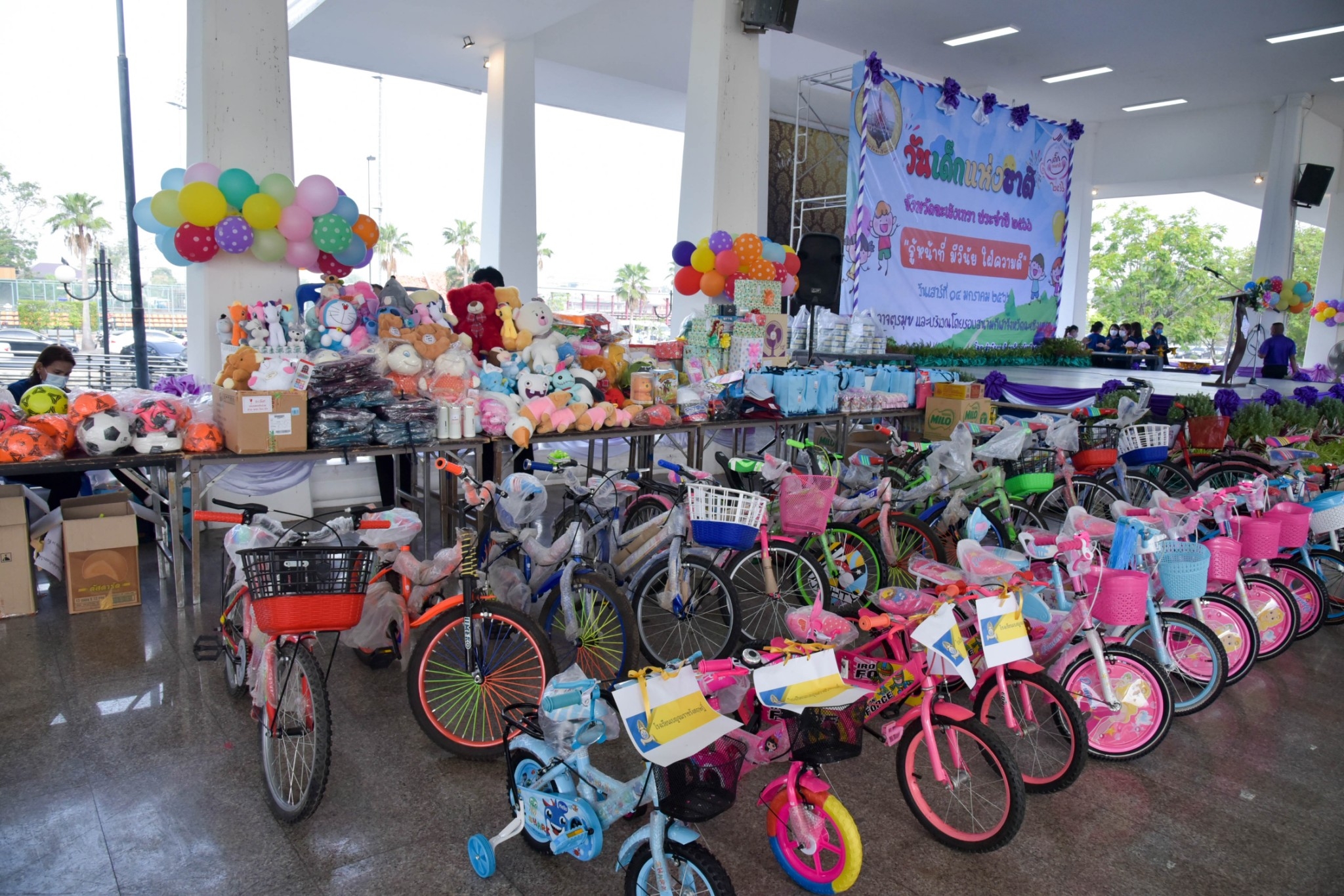 ?? พช. ฉะเชิงเทรา ร่วมงานฉลองวันเด็กแห่งชาติ ส่งมอบทุนพัฒนาเด็กชนบทฯ 30,000 บาท !!