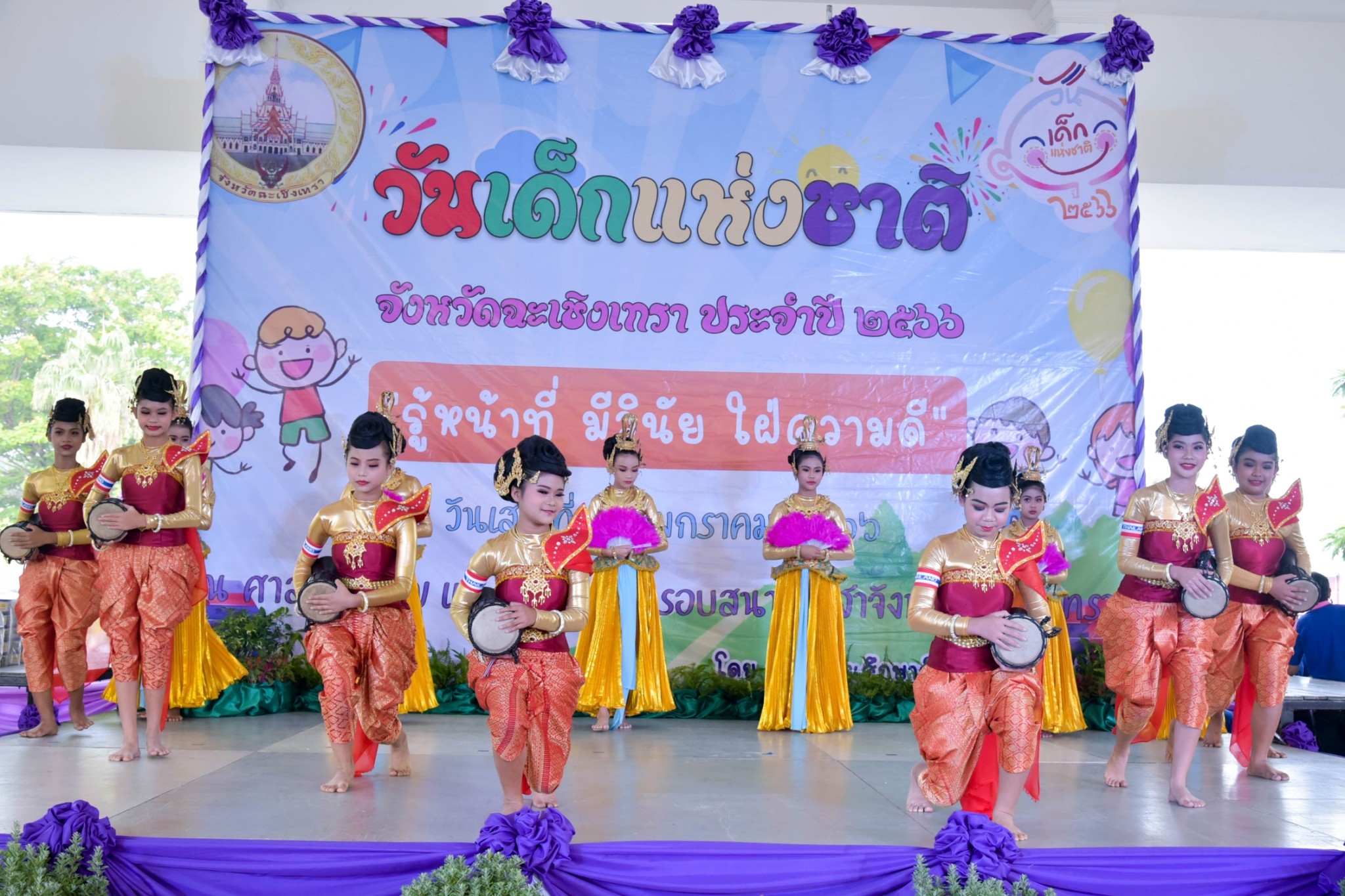 ?? พช. ฉะเชิงเทรา ร่วมงานฉลองวันเด็กแห่งชาติ ส่งมอบทุนพัฒนาเด็กชนบทฯ 30,000 บาท !!