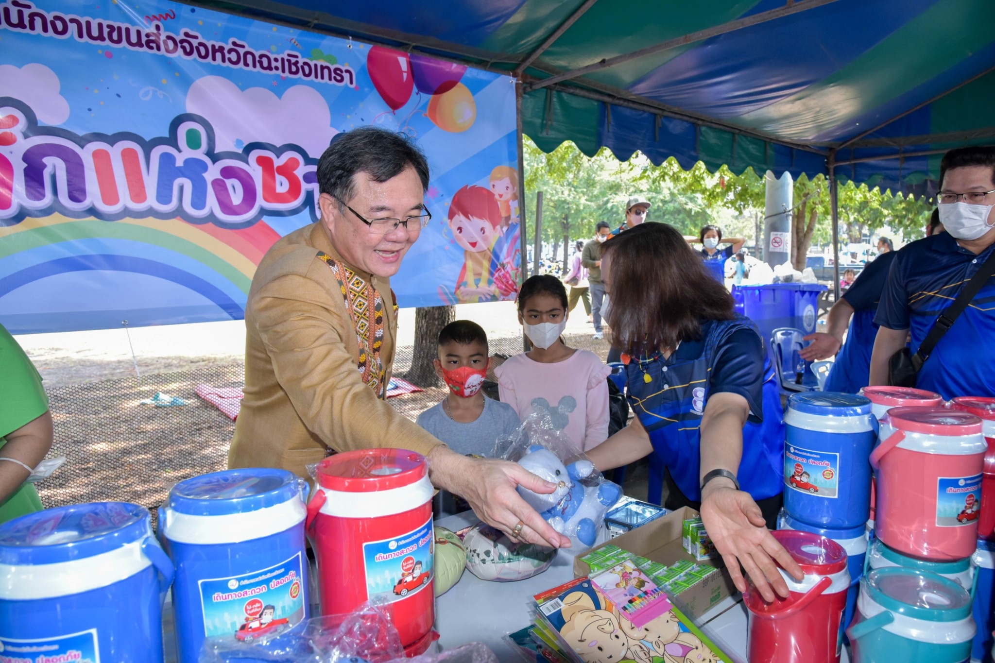 ?? พช. ฉะเชิงเทรา ร่วมงานฉลองวันเด็กแห่งชาติ ส่งมอบทุนพัฒนาเด็กชนบทฯ 30,000 บาท !!