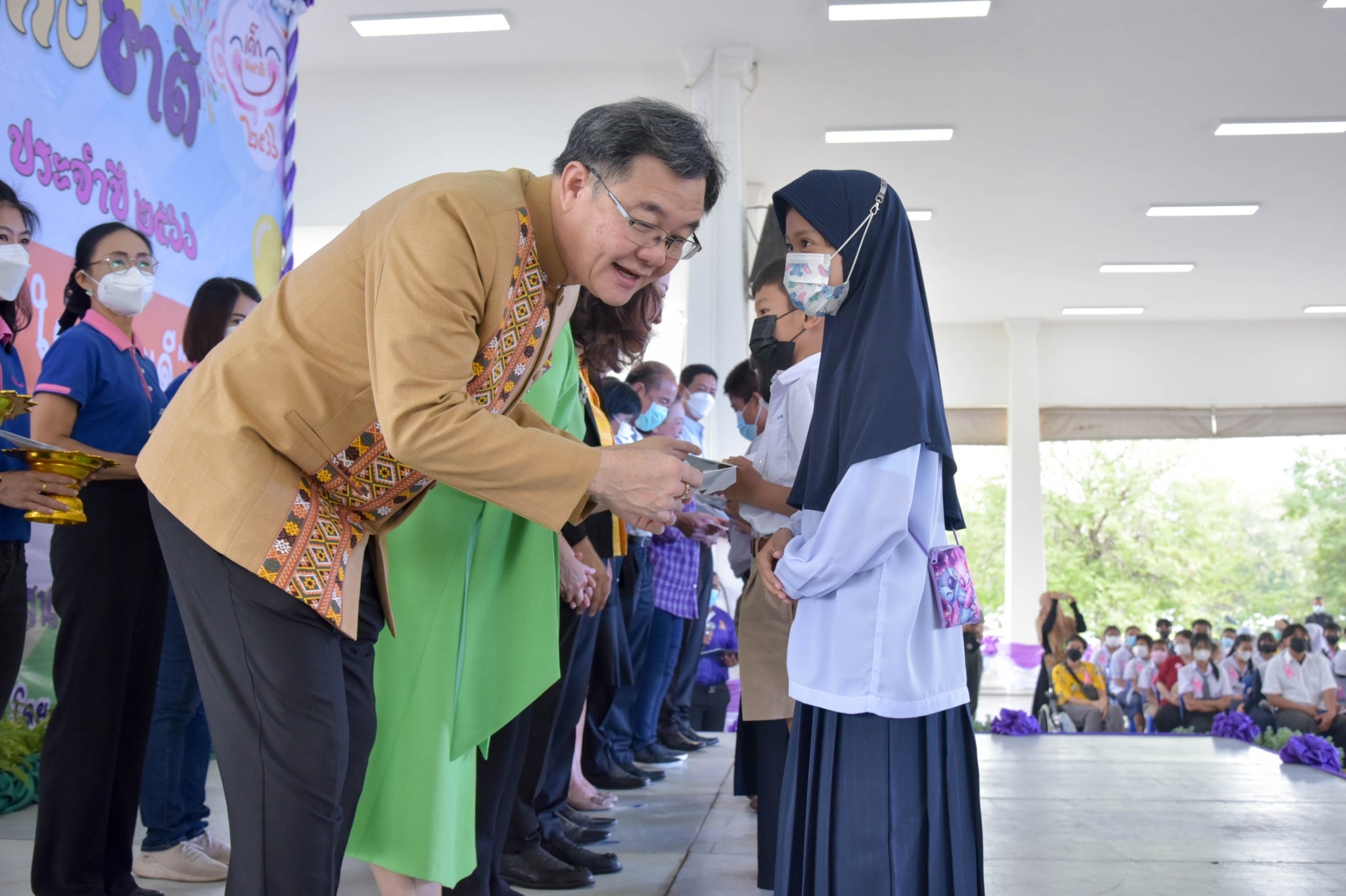 ?? พช. ฉะเชิงเทรา ร่วมงานฉลองวันเด็กแห่งชาติ ส่งมอบทุนพัฒนาเด็กชนบทฯ 30,000 บาท !!