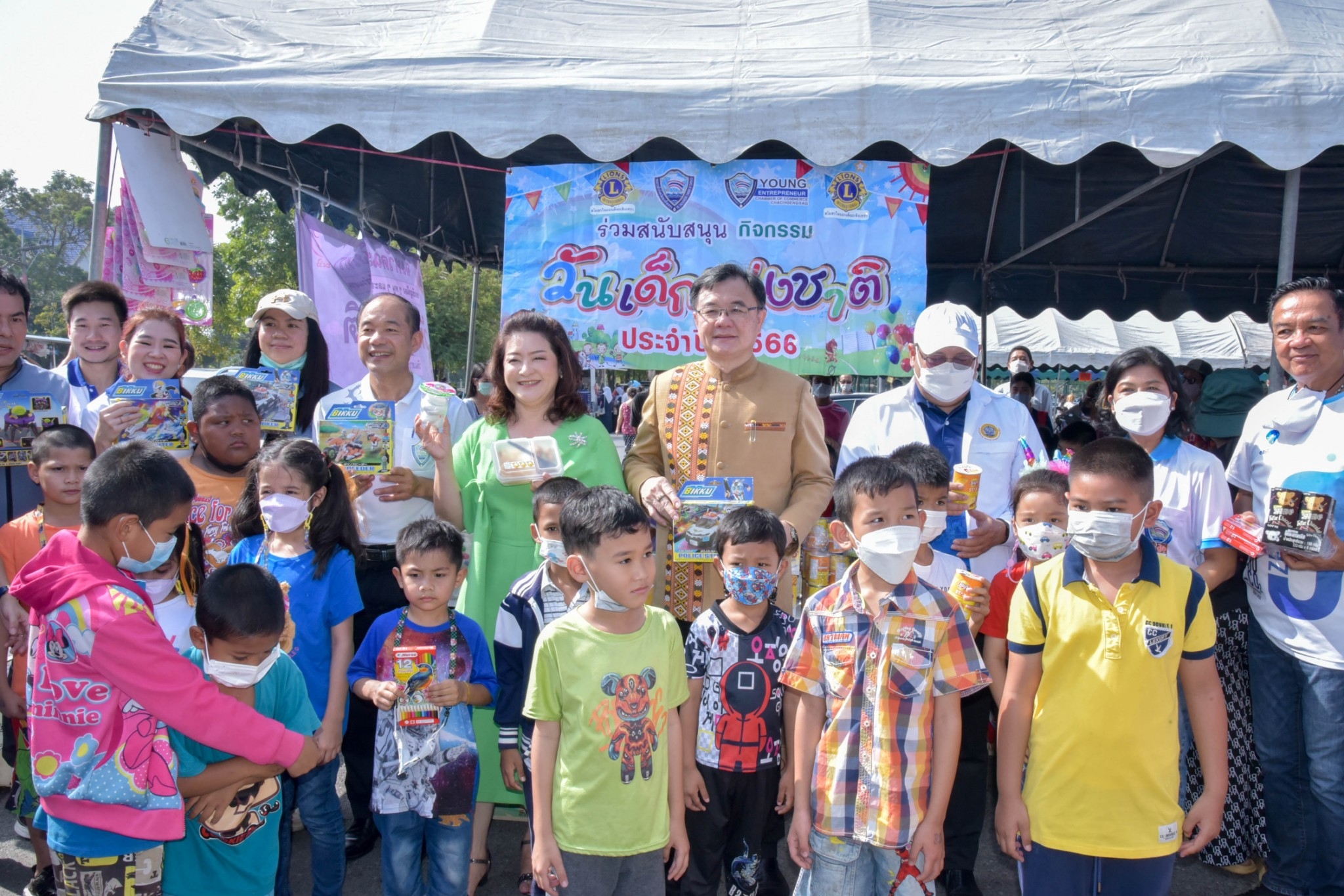 ?? พช. ฉะเชิงเทรา ร่วมงานฉลองวันเด็กแห่งชาติ ส่งมอบทุนพัฒนาเด็กชนบทฯ 30,000 บาท !!