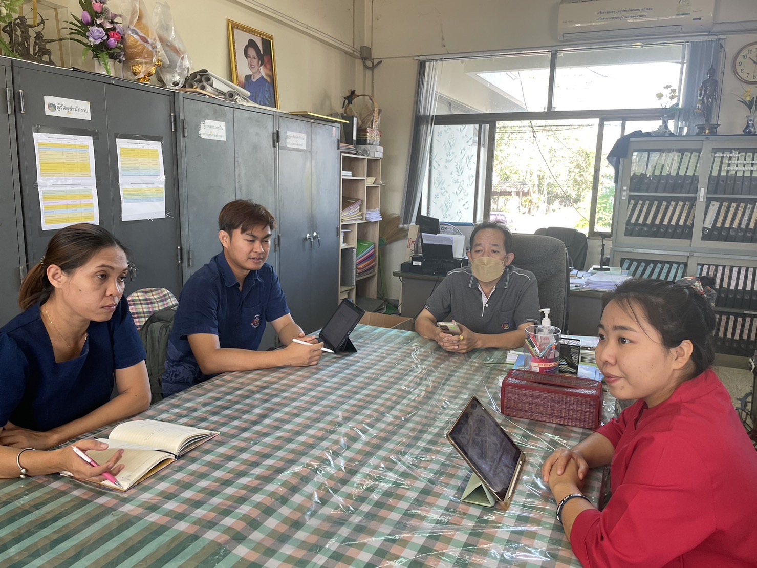 ??พช. ฉะเชิงเทรา ลงพื้นที่ติดตามการดำเนินงานโครงการบริหารการจัดเก็บและใช้ประโยชน์ข้อมูลความจำเป็นพื้นฐาน (จปฐ.) และ การขับเคลื่อนการขจัดความยากจนฯ อำเภอสนามชัยเขต