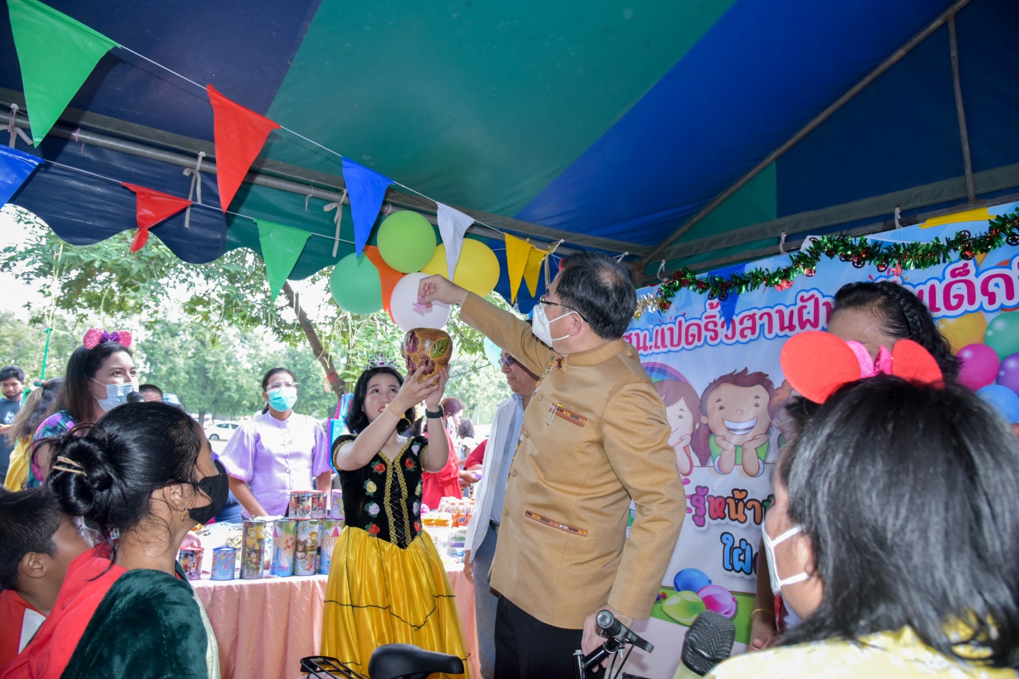 ?? พช. ฉะเชิงเทรา ร่วมงานฉลองวันเด็กแห่งชาติ ส่งมอบทุนพัฒนาเด็กชนบทฯ 30,000 บาท !!