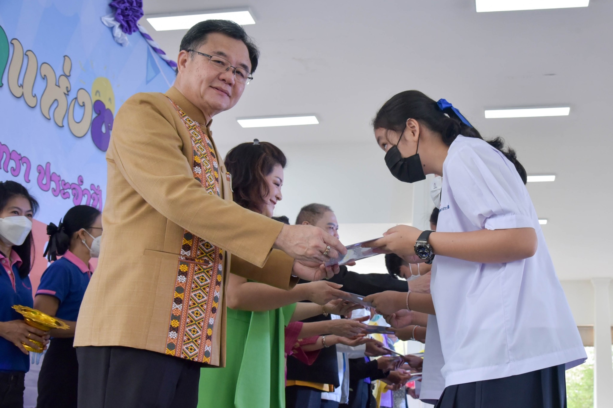 ?? พช. ฉะเชิงเทรา ร่วมงานฉลองวันเด็กแห่งชาติ ส่งมอบทุนพัฒนาเด็กชนบทฯ 30,000 บาท !!