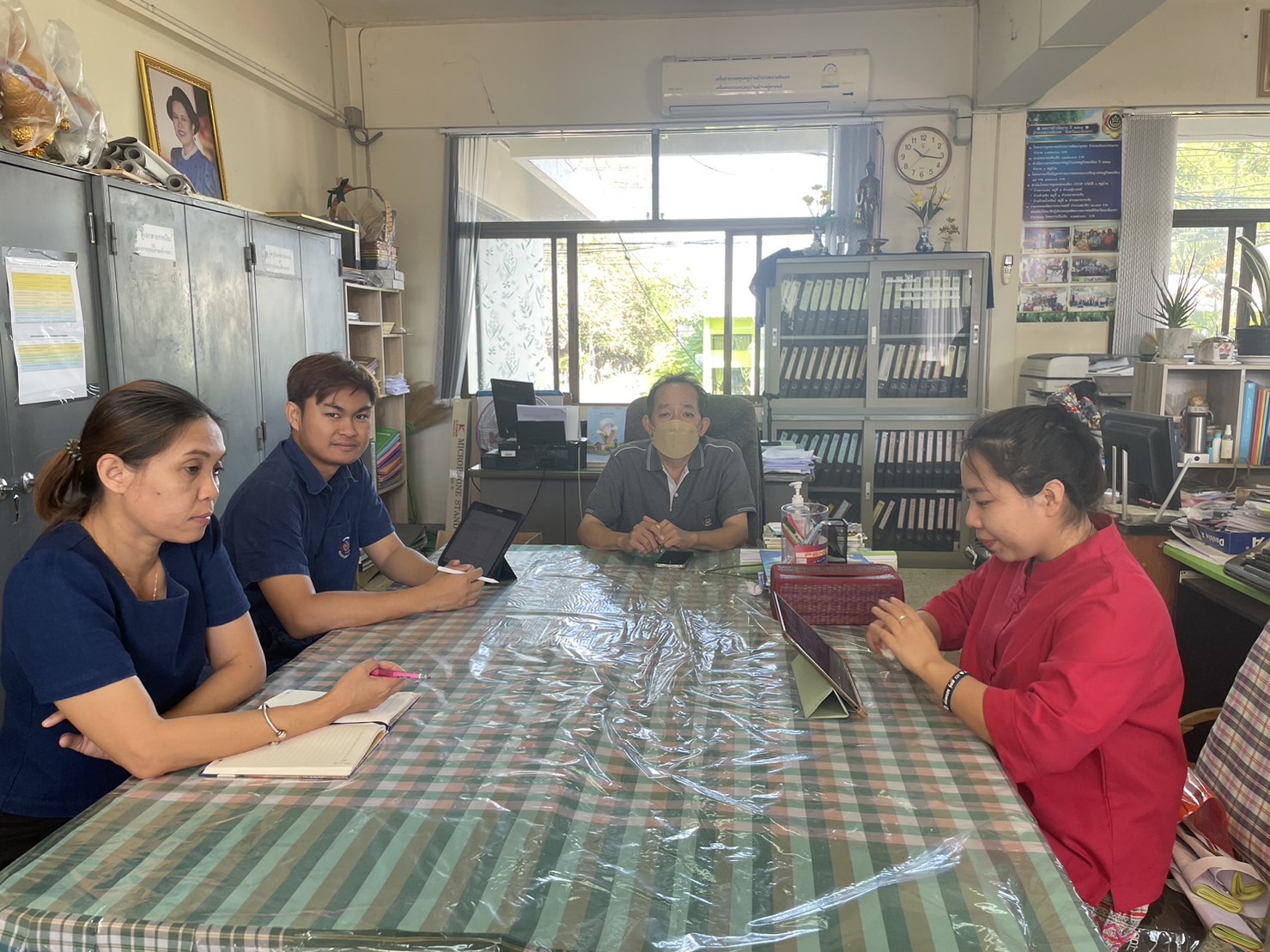 ??พช. ฉะเชิงเทรา ลงพื้นที่ติดตามการดำเนินงานโครงการบริหารการจัดเก็บและใช้ประโยชน์ข้อมูลความจำเป็นพื้นฐาน (จปฐ.) และ การขับเคลื่อนการขจัดความยากจนฯ อำเภอสนามชัยเขต