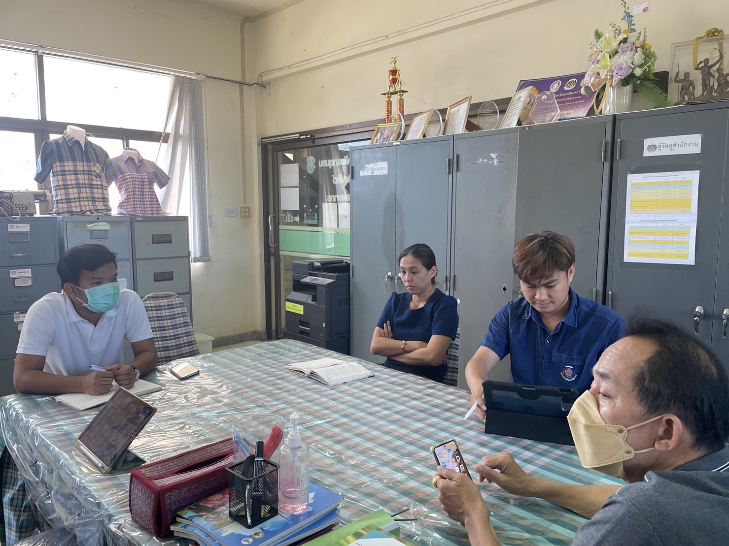 ??พช. ฉะเชิงเทรา ลงพื้นที่ติดตามการดำเนินงานโครงการบริหารการจัดเก็บและใช้ประโยชน์ข้อมูลความจำเป็นพื้นฐาน (จปฐ.) และ การขับเคลื่อนการขจัดความยากจนฯ อำเภอสนามชัยเขต
