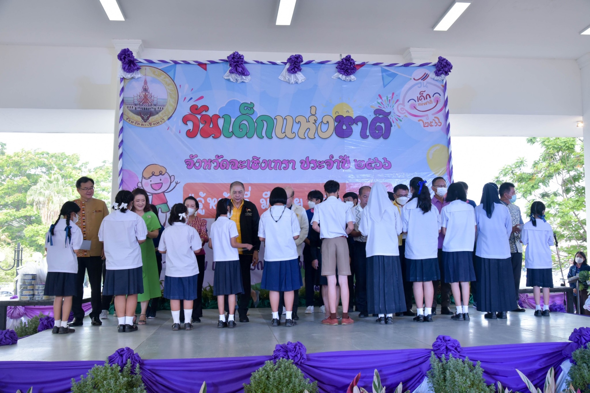 ?? พช. ฉะเชิงเทรา ร่วมงานฉลองวันเด็กแห่งชาติ ส่งมอบทุนพัฒนาเด็กชนบทฯ 30,000 บาท !!