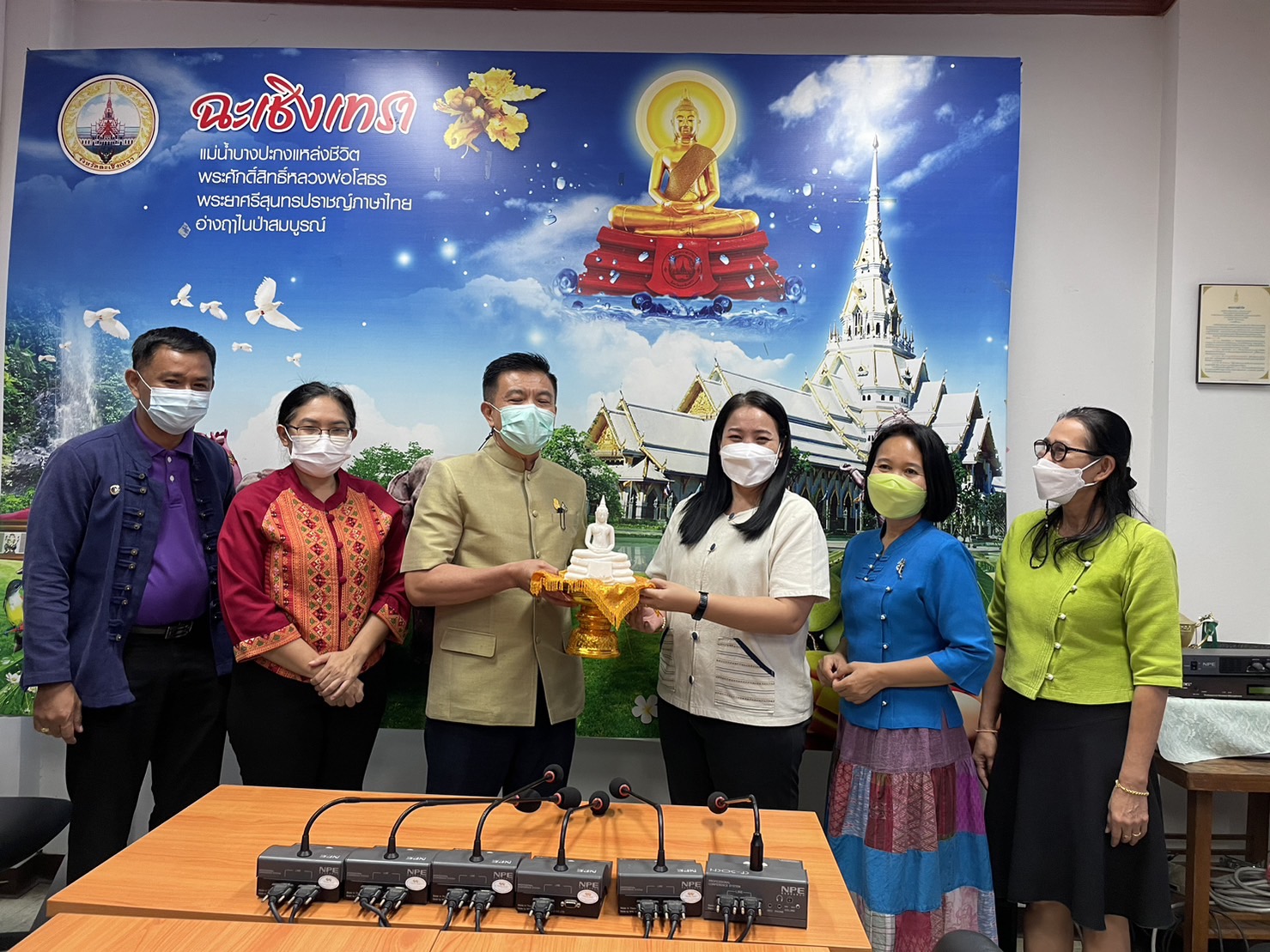 ??ทีมพช.ฉะเชิงเทรา แสดงความยินดีกับข้าราชการในที่ได้ย้ายตามความประสงค์