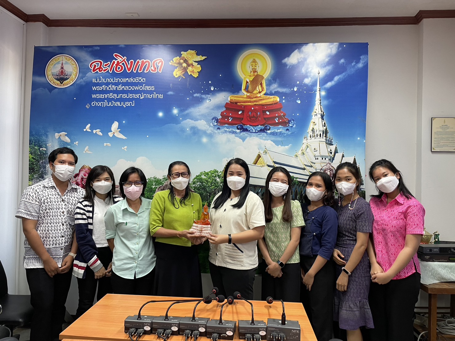 ??ทีมพช.ฉะเชิงเทรา แสดงความยินดีกับข้าราชการในที่ได้ย้ายตามความประสงค์