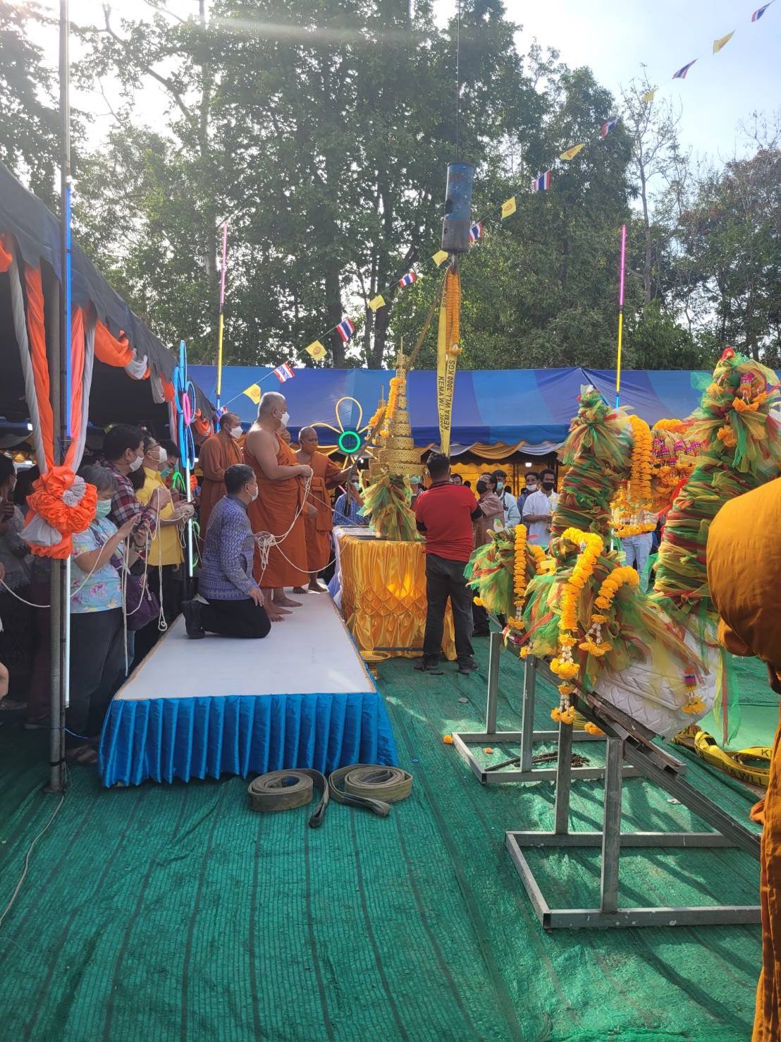 ??พช.ฉะเชิงเทราร่วมพิธียกช่อฟ้า พิธียกฉัตรอุโบสถ วัดเทพประทาน