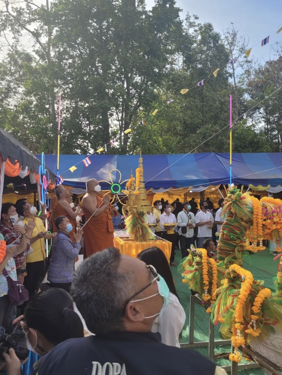 ??พช.ฉะเชิงเทราร่วมพิธียกช่อฟ้า พิธียกฉัตรอุโบสถ วัดเทพประทาน