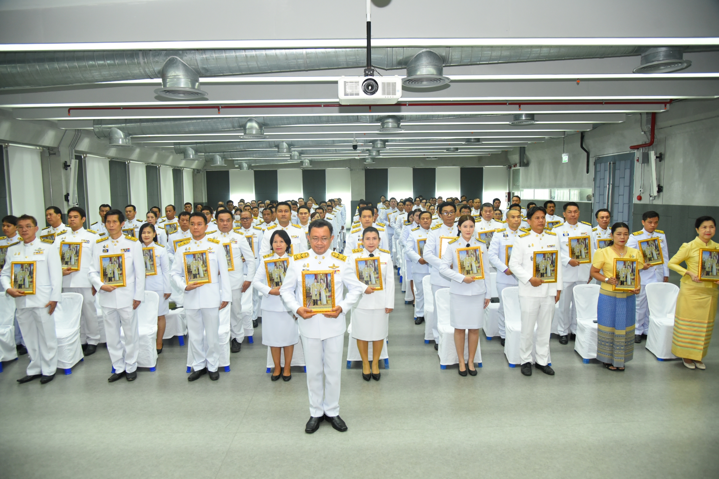 พช. ฉะเชิงเทรา ร่วมพิธีรับพระราชทานพระบรมฉายาลักษณ์ พระบาทสมเด็จ พระเจ้าอยู่หัว ที่ฉายกับสมเด็จพระนางเจ้า ฯ พระบรมราชินี