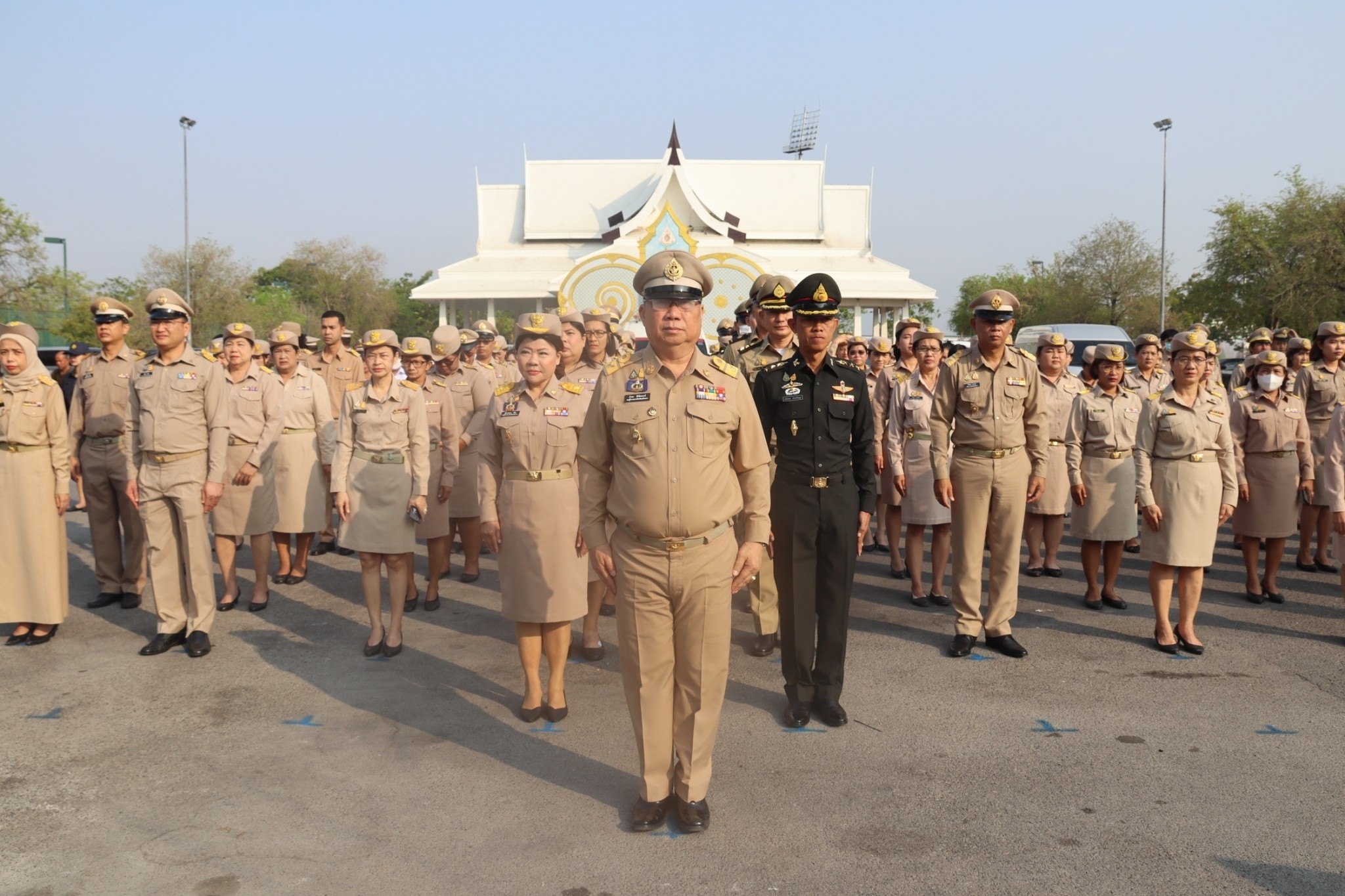 รักชาติ ภูมิใจในชาติ รำลึกในพระมหากรุณาธิคุณ !! พช. ฉะเชิงเทราเข้าร่วมกิจกรรมเข้าแถวเคารพรงชาติ