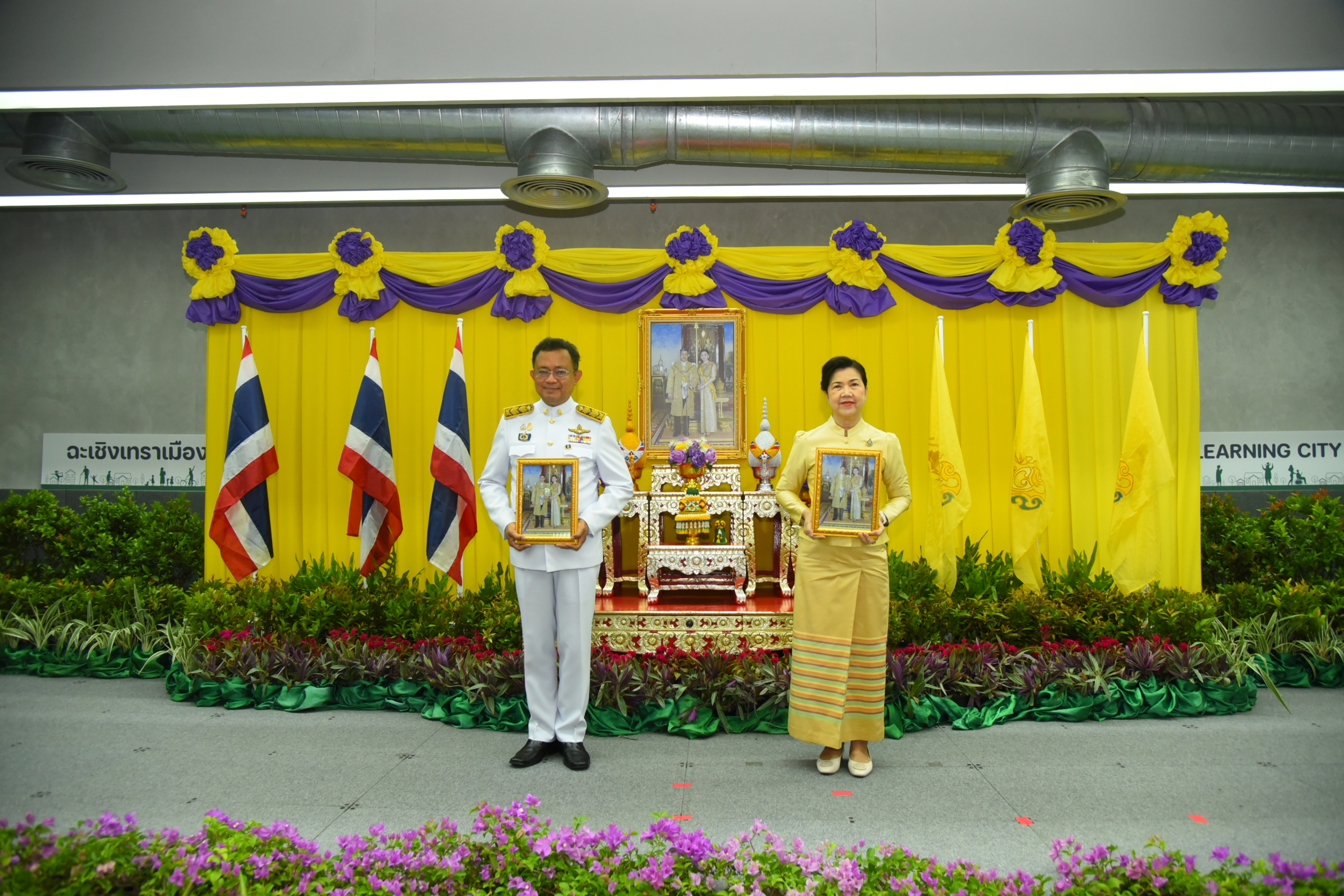 พช. ฉะเชิงเทรา ร่วมพิธีรับพระราชทานพระบรมฉายาลักษณ์ พระบาทสมเด็จ พระเจ้าอยู่หัว ที่ฉายกับสมเด็จพระนางเจ้า ฯ พระบรมราชินี