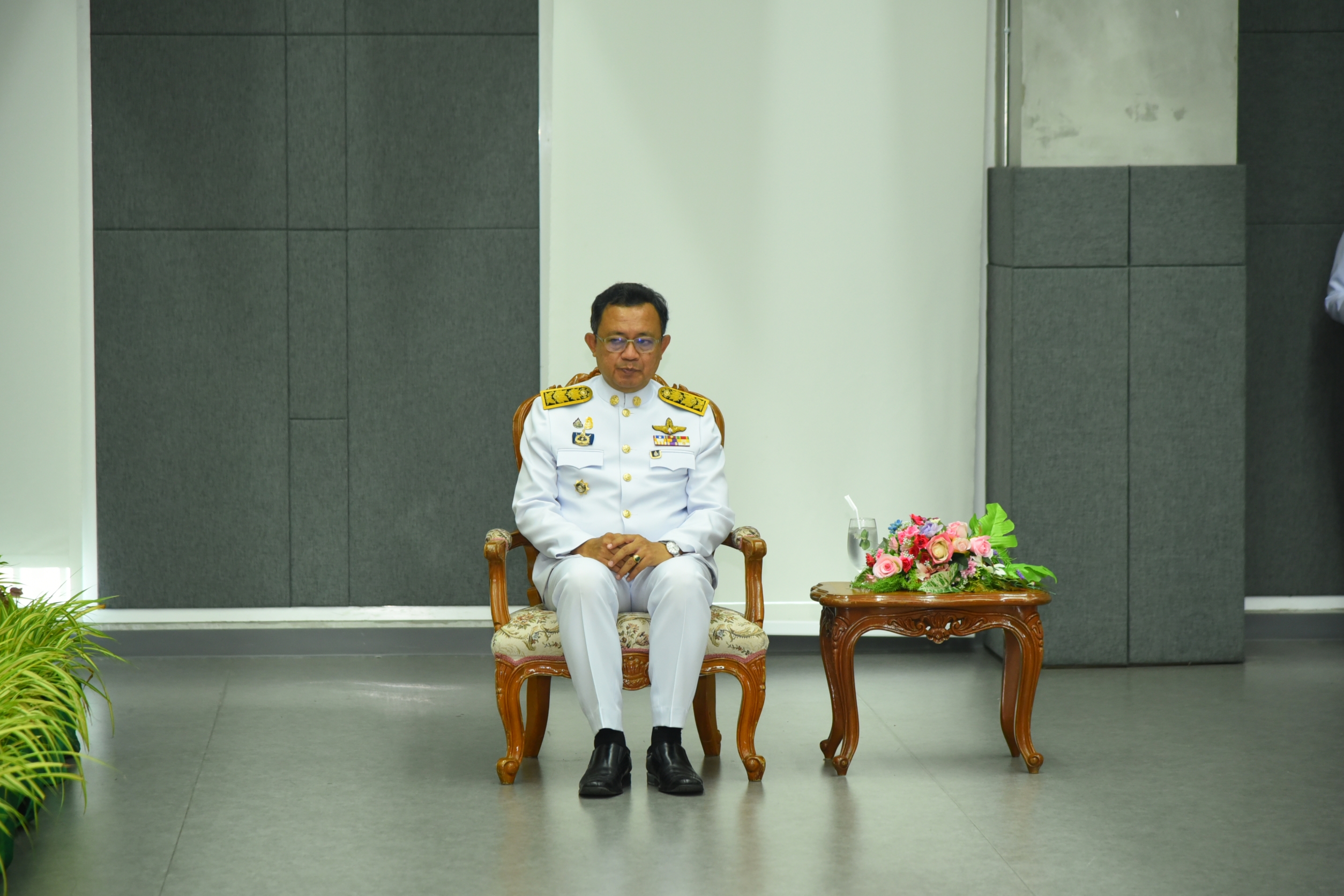 พช. ฉะเชิงเทรา ร่วมพิธีรับพระราชทานพระบรมฉายาลักษณ์ พระบาทสมเด็จ พระเจ้าอยู่หัว ที่ฉายกับสมเด็จพระนางเจ้า ฯ พระบรมราชินี