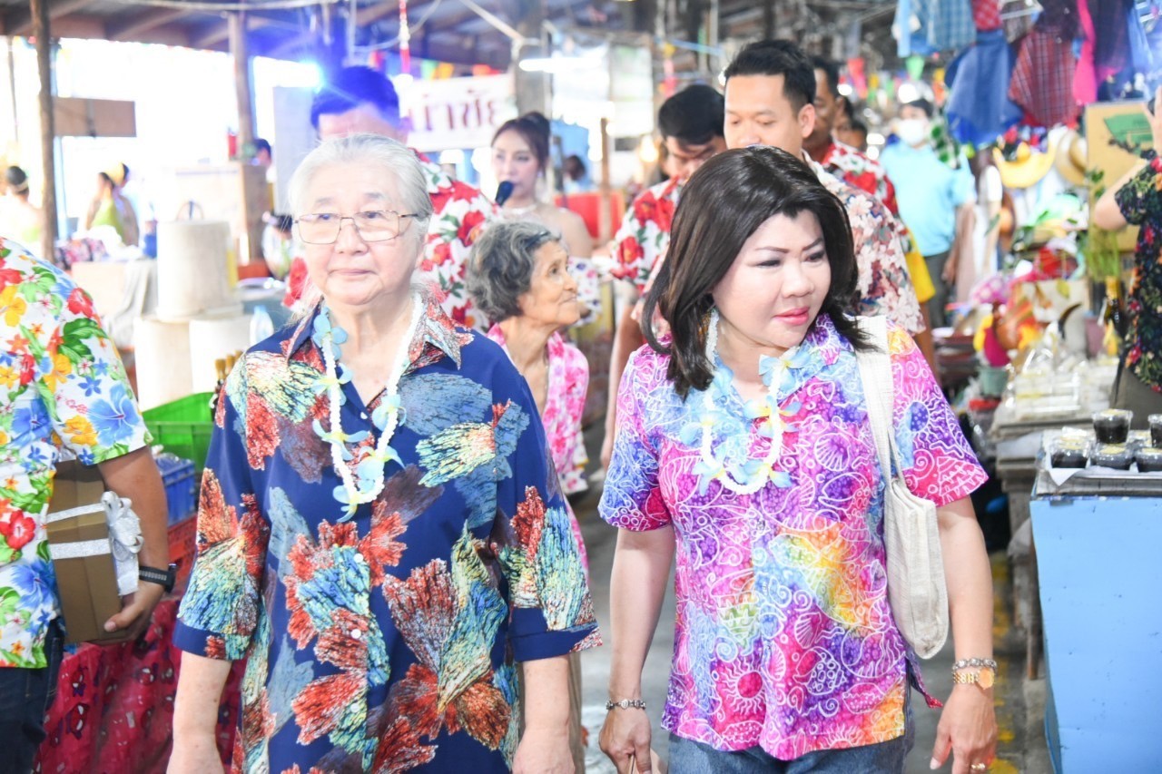 พช. ฉะเชิงเทรา ร่วมพิธีเปิดงานประเพณีตลาดคลองสวน 100 ปี