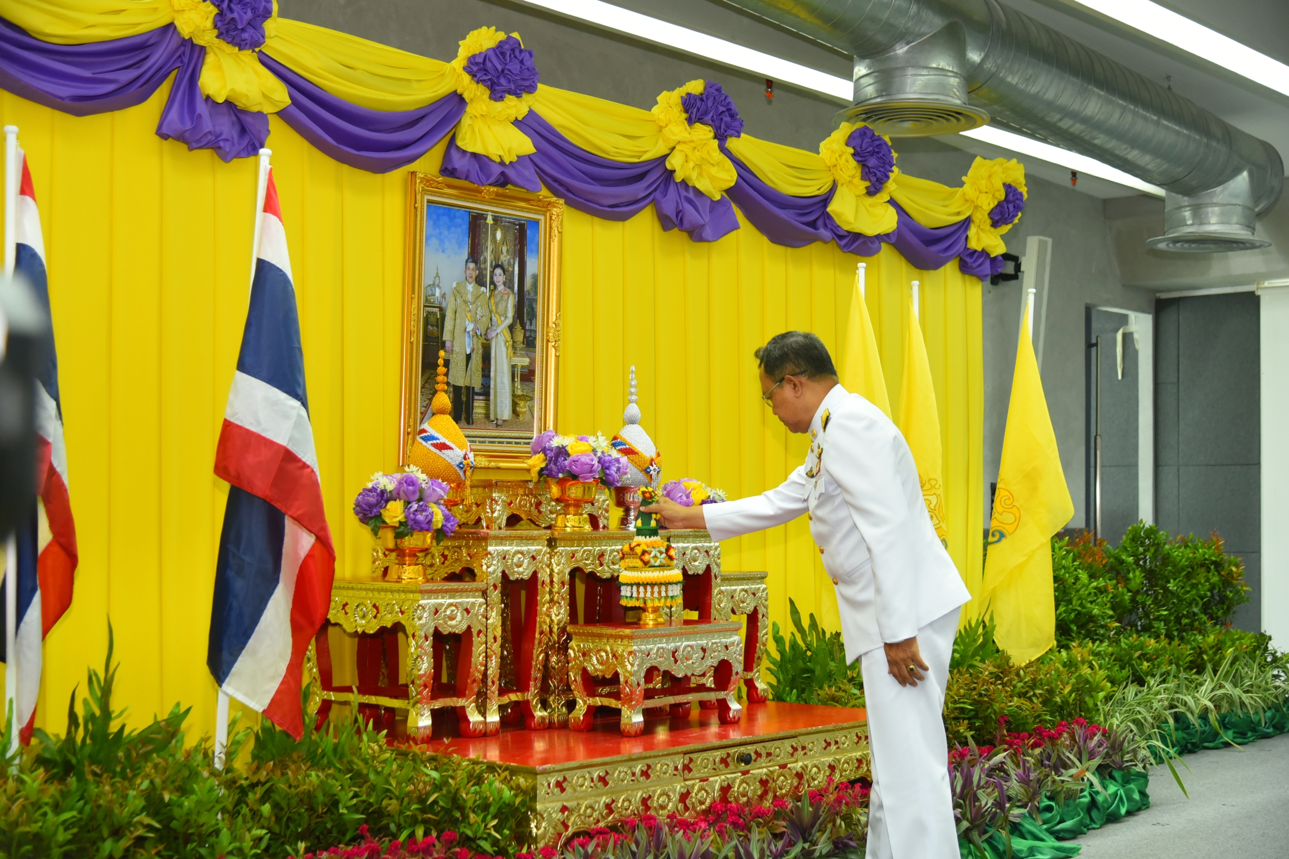 พช. ฉะเชิงเทรา ร่วมพิธีรับพระราชทานพระบรมฉายาลักษณ์ พระบาทสมเด็จ พระเจ้าอยู่หัว ที่ฉายกับสมเด็จพระนางเจ้า ฯ พระบรมราชินี