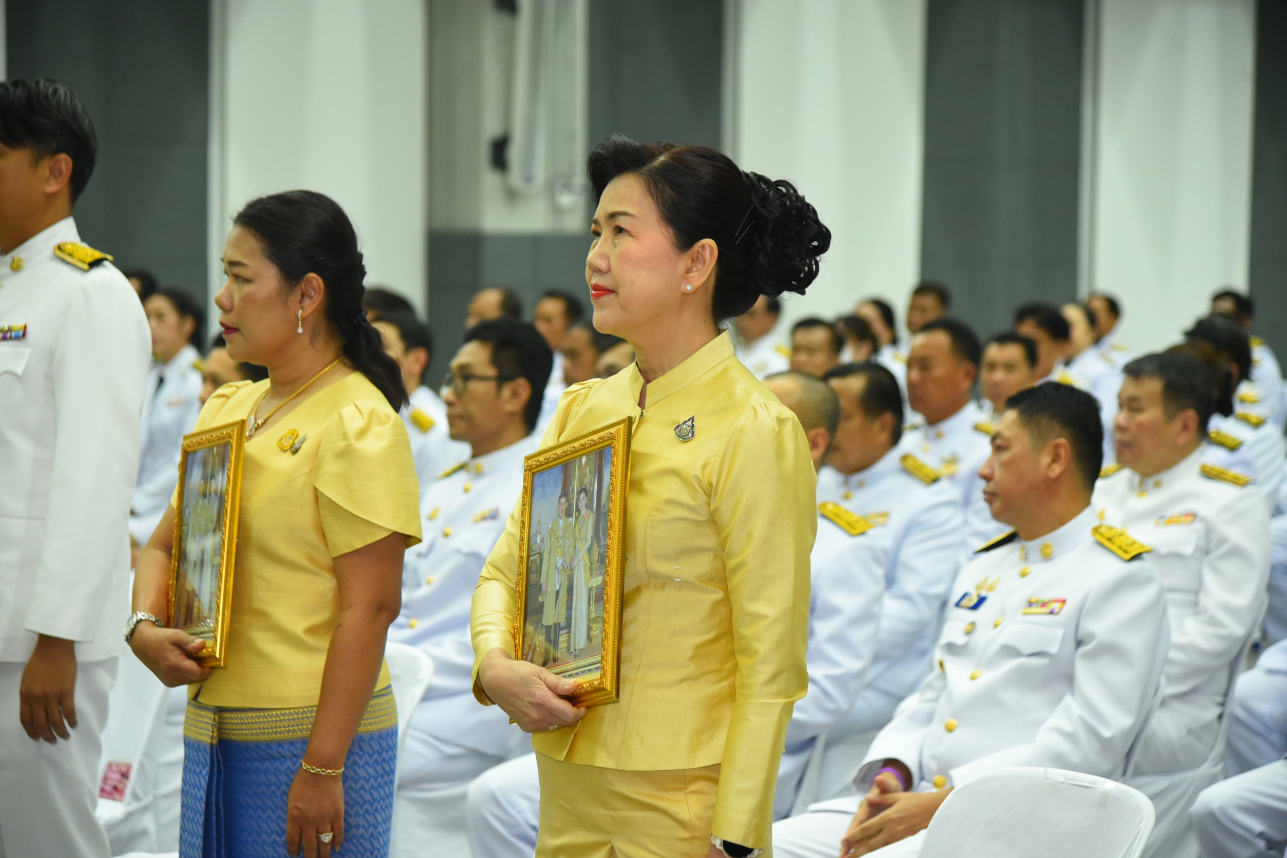 พช. ฉะเชิงเทรา ร่วมพิธีรับพระราชทานพระบรมฉายาลักษณ์ พระบาทสมเด็จ พระเจ้าอยู่หัว ที่ฉายกับสมเด็จพระนางเจ้า ฯ พระบรมราชินี