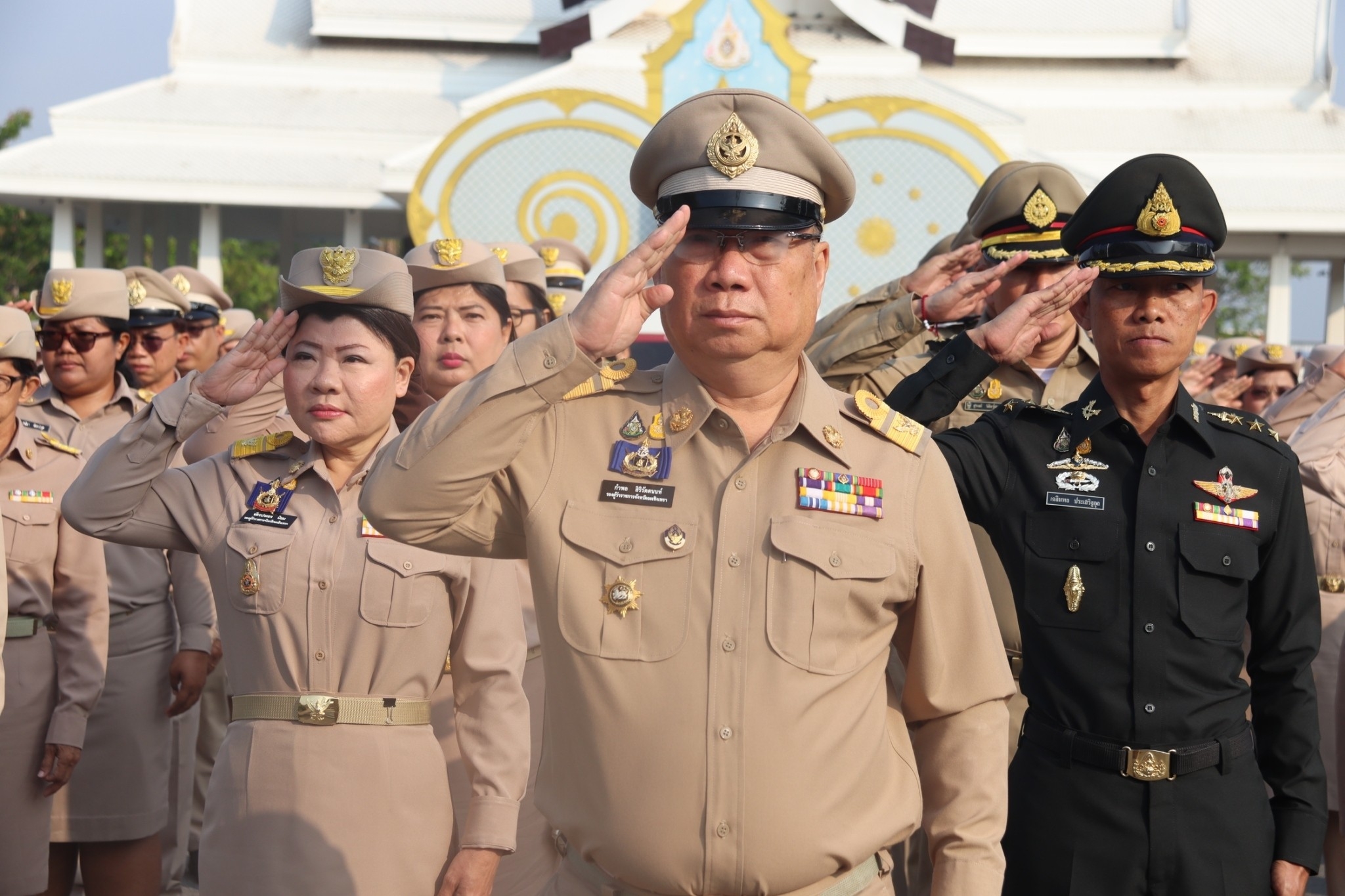 รักชาติ ภูมิใจในชาติ รำลึกในพระมหากรุณาธิคุณ !! พช. ฉะเชิงเทราเข้าร่วมกิจกรรมเข้าแถวเคารพรงชาติ