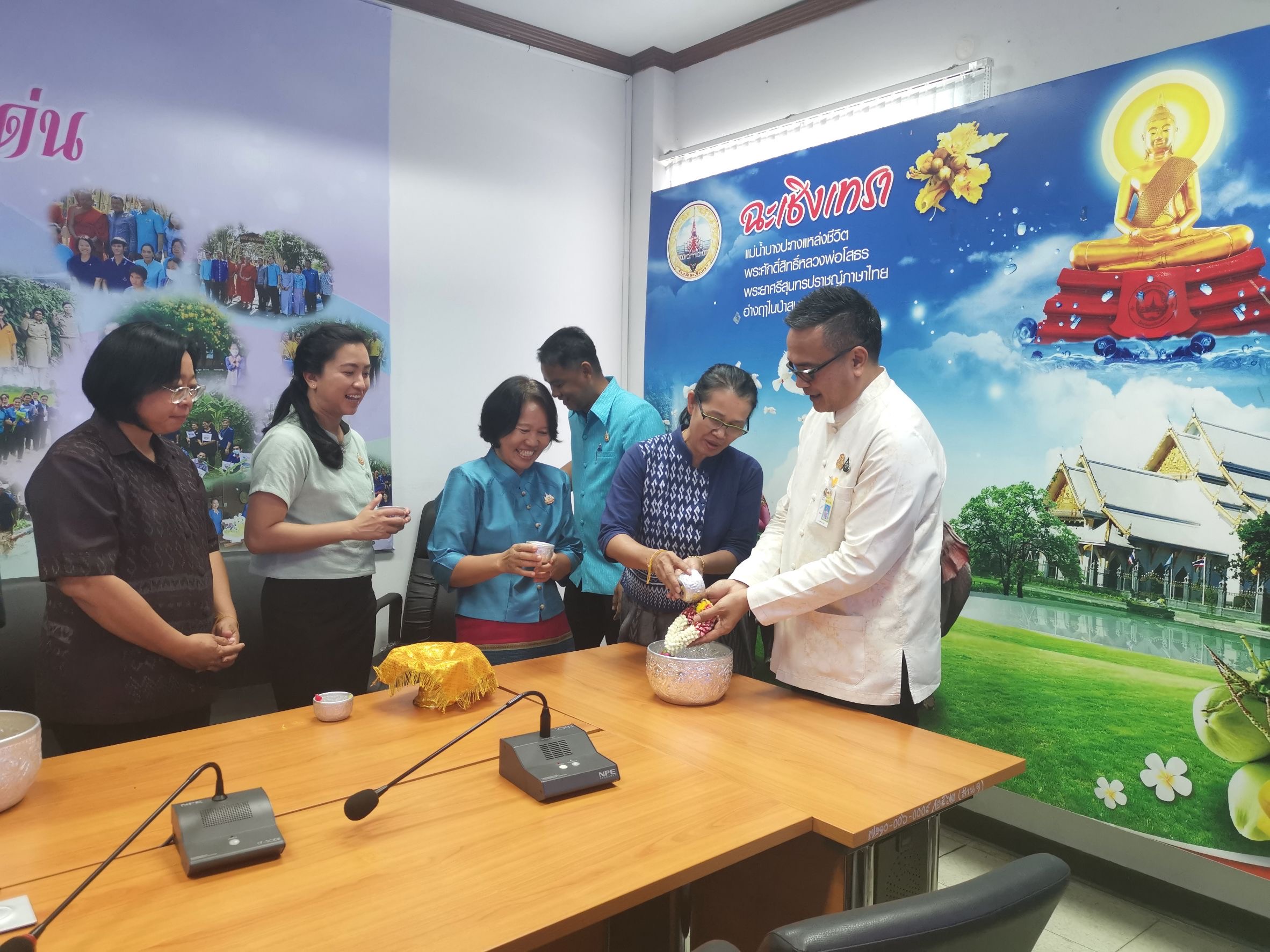 🐘🐟 พช. ฉะเชิงเทรา ร่วมรดน้ำขอพรผู้ตรวจราชการกรมการพัฒนาชุมชน