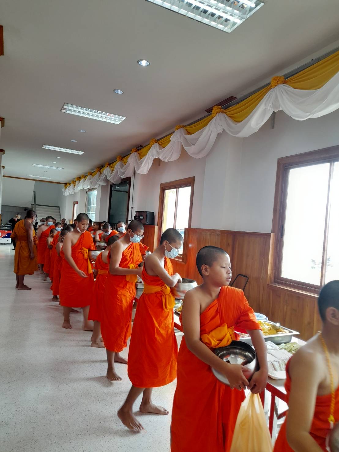 พช. ฉะเชิงเทรา ร่วมเป็นเจ้าภาพ ถวายภัตตาหารเพล โครงการบรรพชาสามเณรภาคฤดูร้อน
