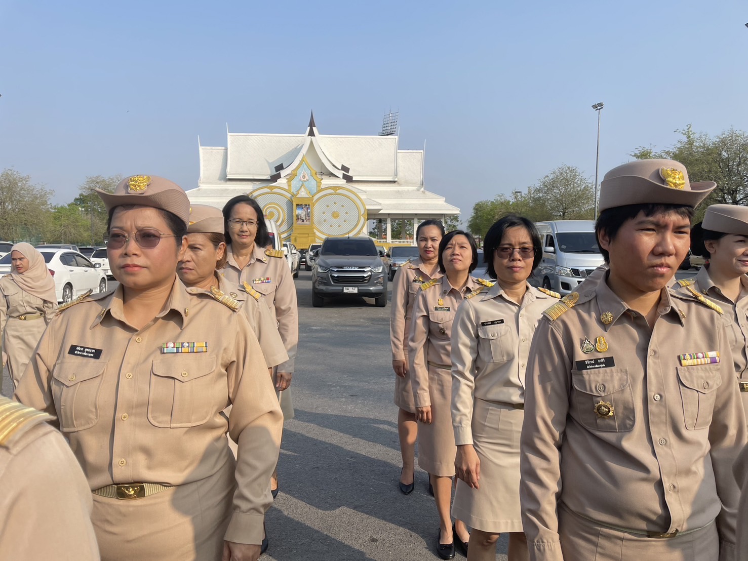 รักชาติ ภูมิใจในชาติ รำลึกในพระมหากรุณาธิคุณ !! พช. ฉะเชิงเทราเข้าร่วมกิจกรรมเข้าแถวเคารพรงชาติ